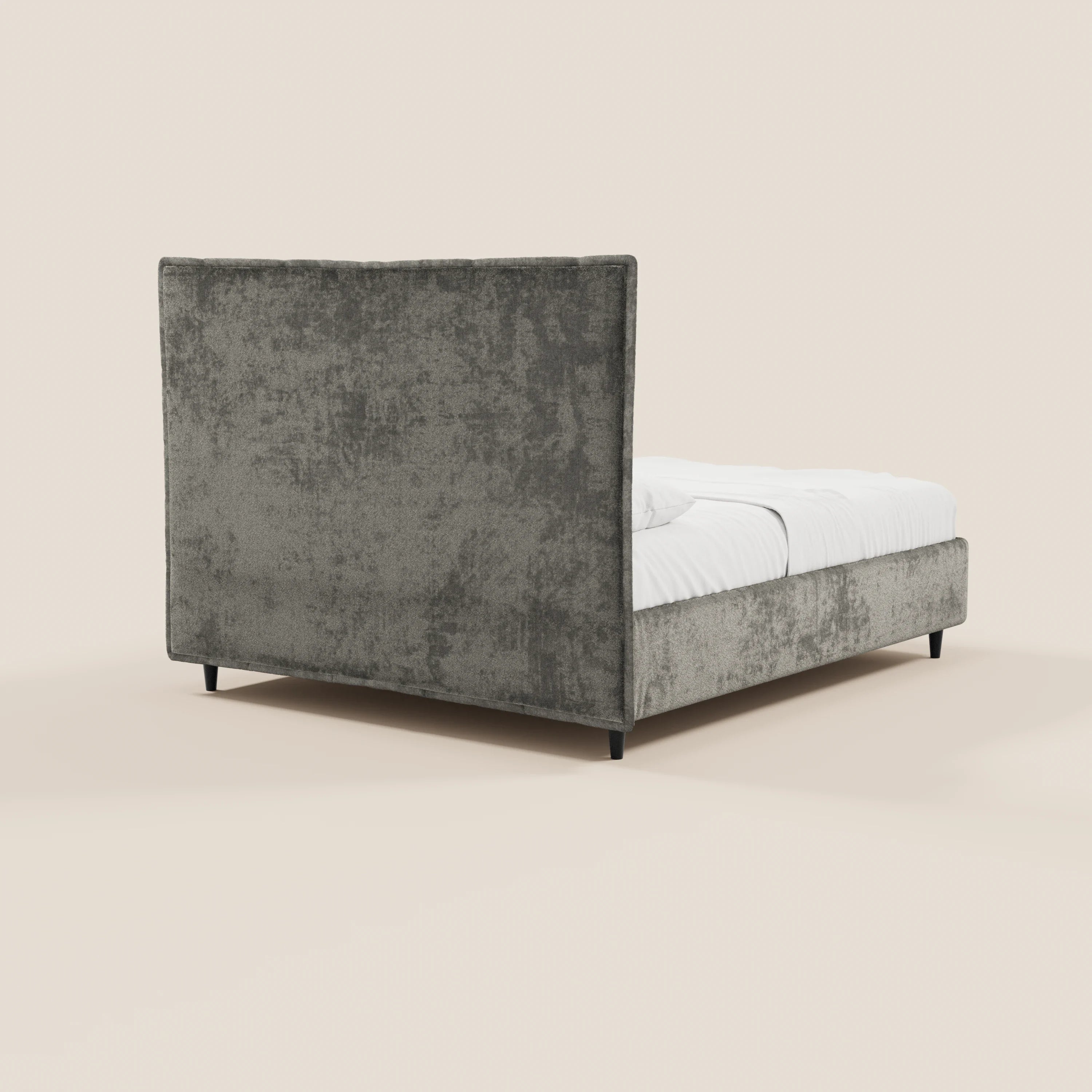 Il letto imbottito AURO di Letti.store presenta una testiera alta e strutturata, in ciniglia grigia capitonné certificata Oeko-Tex®, con struttura in tinta, gambe angolate nere e biancheria da letto bianca; è raffigurato in una camera minimalista con uno sfondo beige chiaro.
