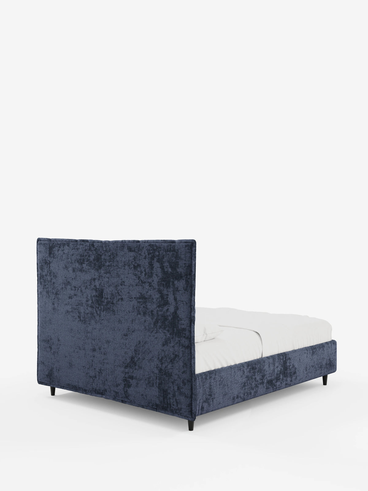 AURO: letto imbottito con contenitore e testiera alta capitonné in ciniglia Oeko-Tex®: un letto imbottito blu scuro con finitura testurizzata, dotato di una testiera alta e rettangolare capitonné, biancheria da letto bianca e gambe corte scure su uno sfondo bianco a tinta unita.