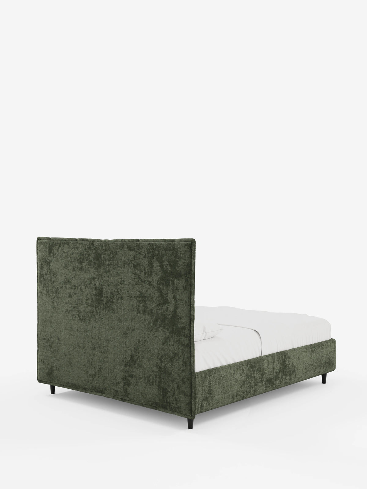 AURO, letto imbottito con contenitore e testiera alta capitonné in ciniglia Oeko-Tex®: un letto verde scuro dalla trama vellutata, con una testiera alta capitonné, biancheria da letto bianca e semplici piedini neri su sfondo bianco.