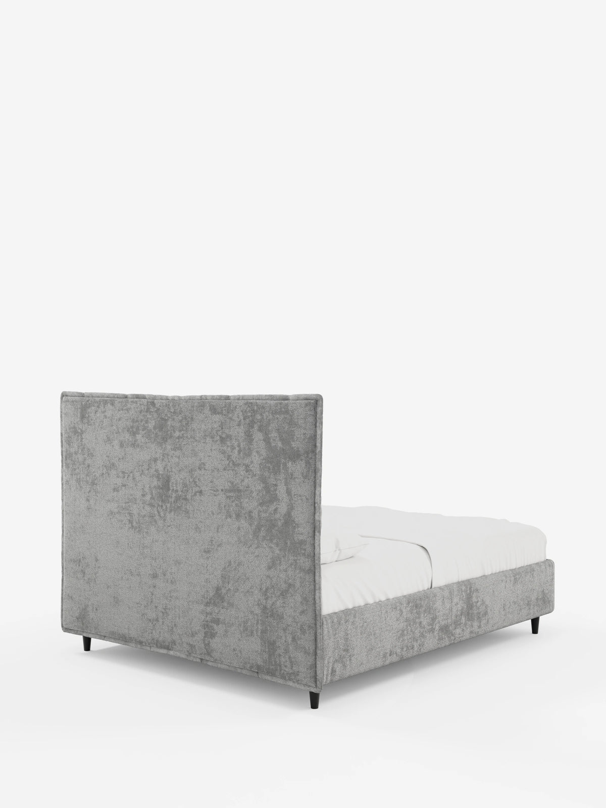 Un letto imbottito AURO con contenitore e testiera alta capitonné in ciniglia Oeko-Tex® in tessuto grigio chiaro con effetto testurizzato, caratterizzato da una testiera alta con bottoni quadrati, piedini bassi scuri e biancheria da letto bianca su sfondo bianco.