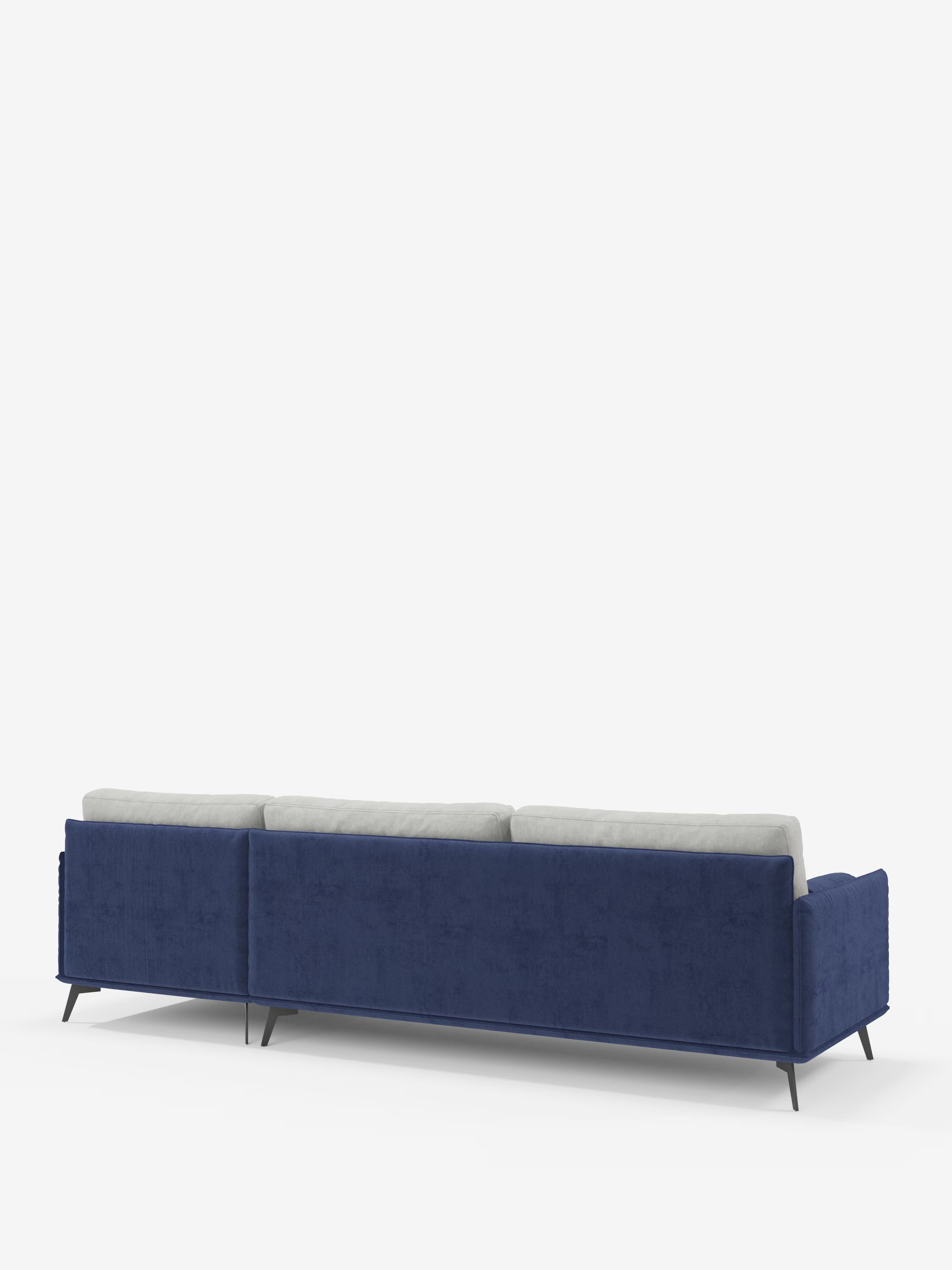 Il divano angolare bicolore Basalto con penisola e base in metallo di Divani.Store è un divano d’angolo moderno e rettangolare, presentato di retroper mettere in risalto le sue linee pulite e il design minimalista. Rivestito in blu intenso, con cuscini dello schienale grigio chiaro realizzati in tessuto T31 soft-touch resistente alle macchie e imbottiti in piuma, questo divano unisce estetica e comfort. La slanciata base in metallo nero completa il look sofisticato sullo sfondo bianco.