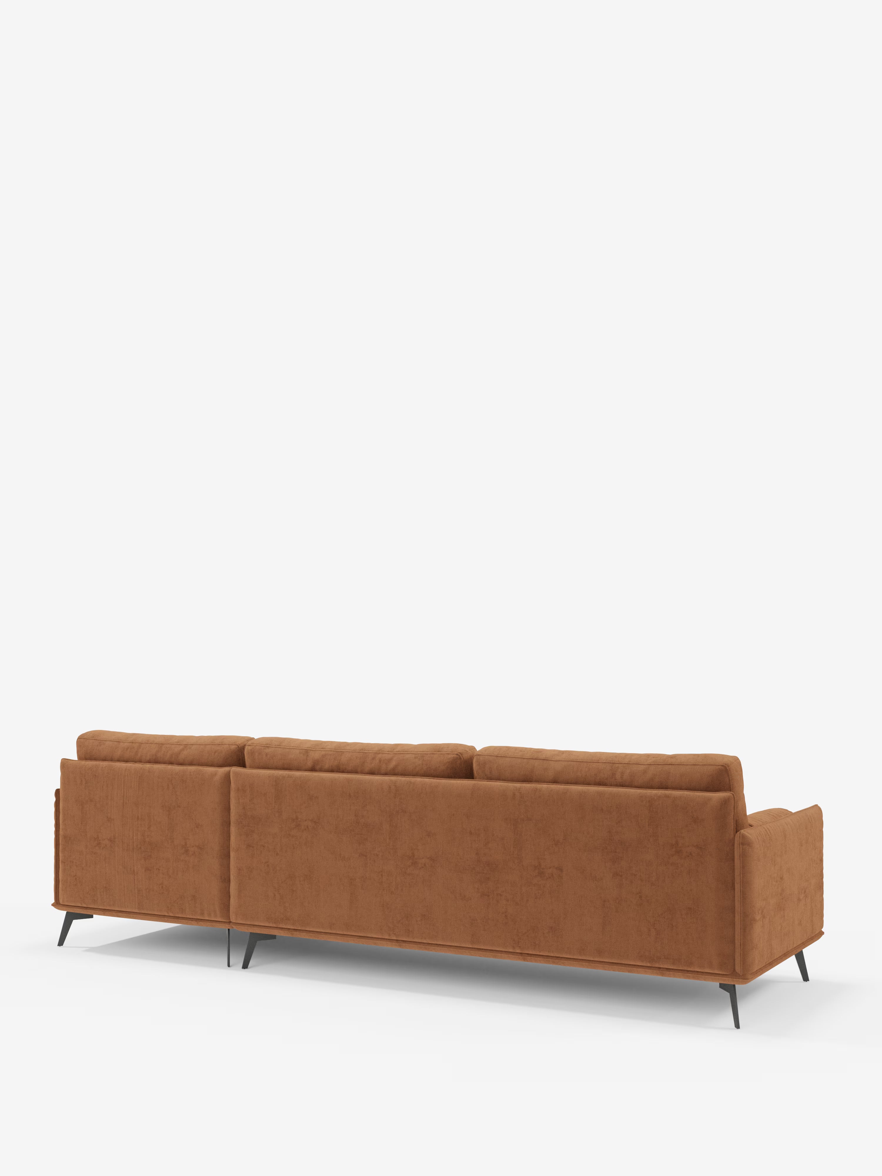 Il Basalto Divano moderno angolare con penisola di Divani.Store è un divano italiano contemporaneo a tre posti, qui raffigurato di retro, realizzato in tessuto T31 marrone resistente alle macchie. È dotato di tre cuscini dello schienale, braccioli dritti e sottili gambe in metallo nero. Il design è elegante e minimalista, con linee pulite e una texture morbida, che risaltano su uno sfondo bianco a tinta unita.