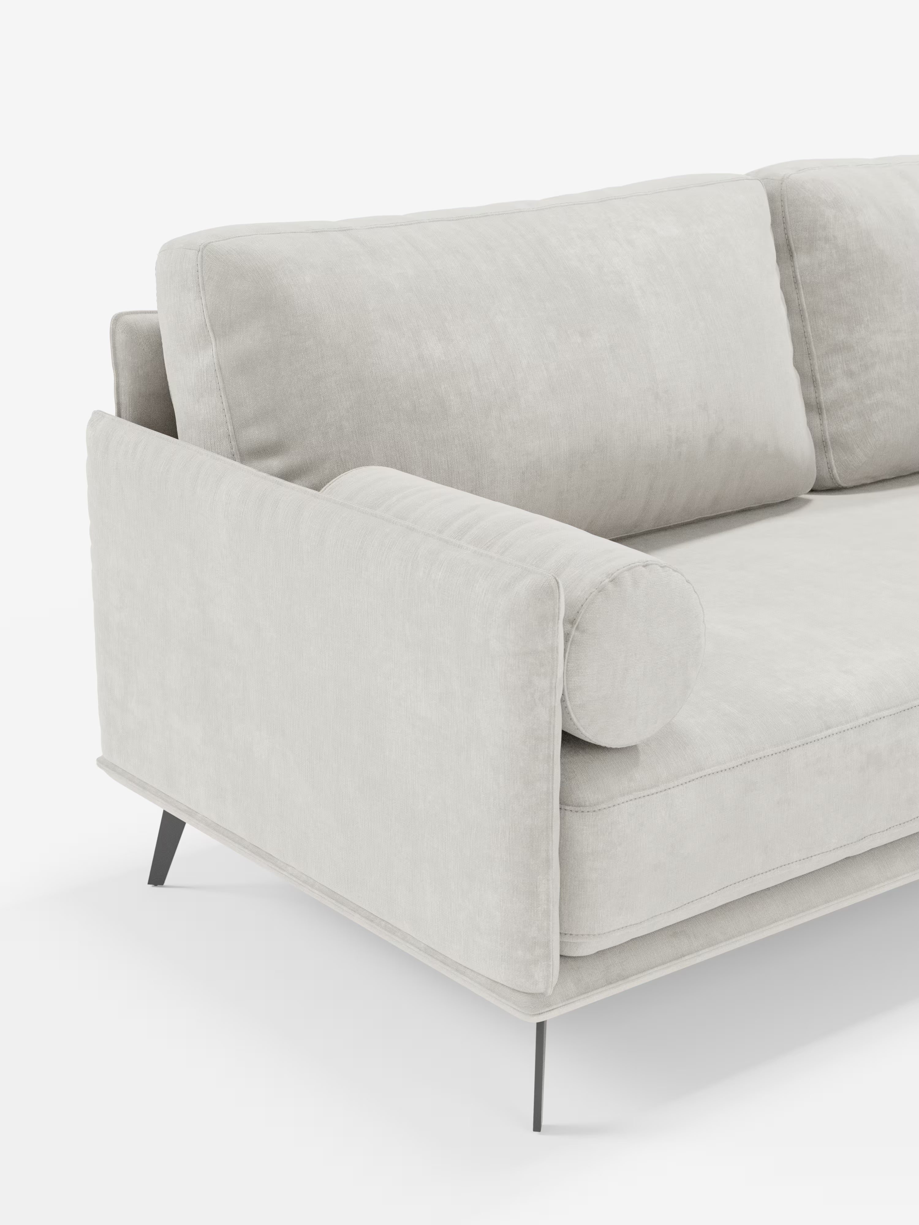Un divano lineare a 2 posti Basalto di colore grigio chiaro in stile contemporaneo, disponibile su Divani.Store, caratterizzato da un design a un posto rivestito in tessuto smacchiabile T31. Il divano presenta sottili gambe in metallo nero, morbidi cuscini dello schienale e un cuscino cilindrico sul bracciolo per un maggiore comfort. L’immagine mostra un primo piano dell’angolo sinistro del divano su sfondo bianco, che ne esalta l’estetica minimalista.