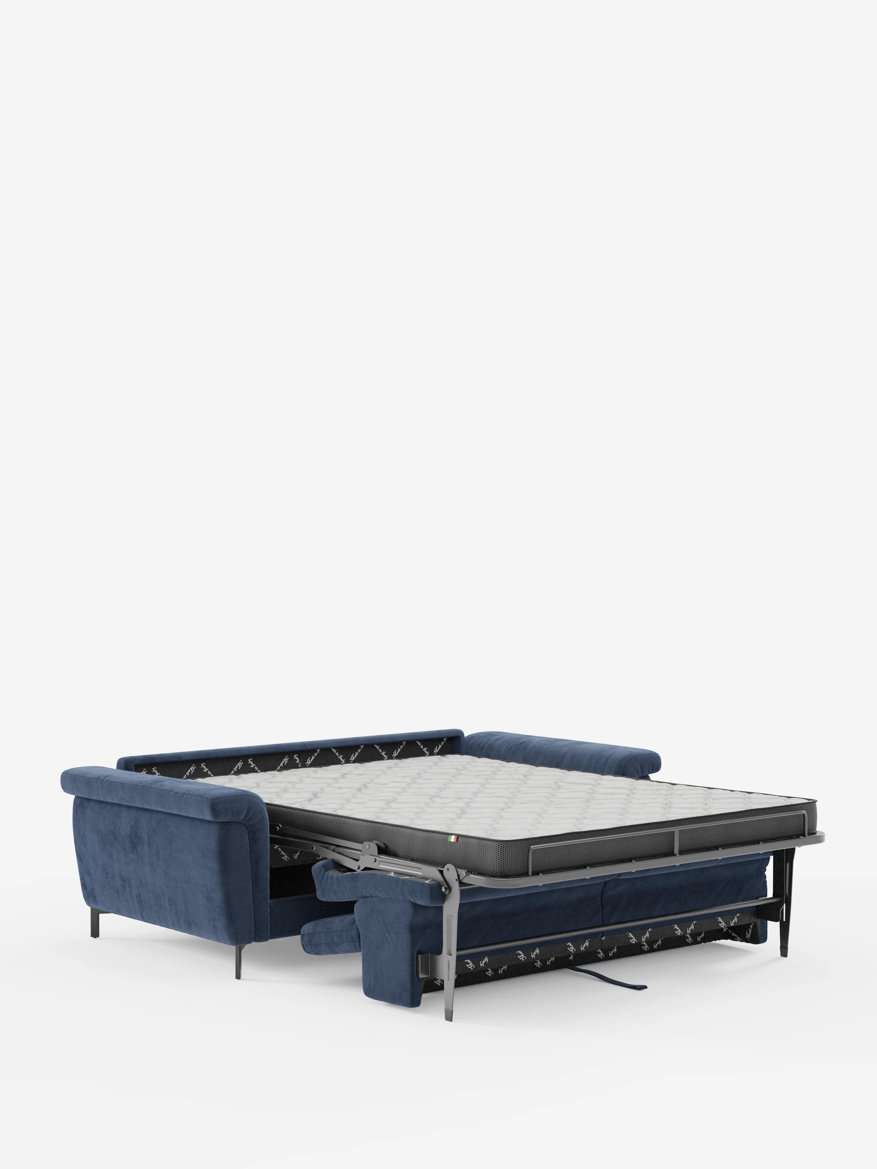 Il divano letto di design Capri con piedini alti e poggiatesta reclinabili di Divani.Store viene presentato nella versione aperta a letto, mettendo in risalto il suo elegante rivestimento in tessuto blu scuro effetto velluto smacchiabile T30. La struttura in metallo completamente estesa e il materasso, con le gambe di sostegno a vista, risaltano su uno sfondo bianco a tinta unita, mettendo in risalto la squisita manifattura italiana e il sofisticato design di questo mobile trasformabile.