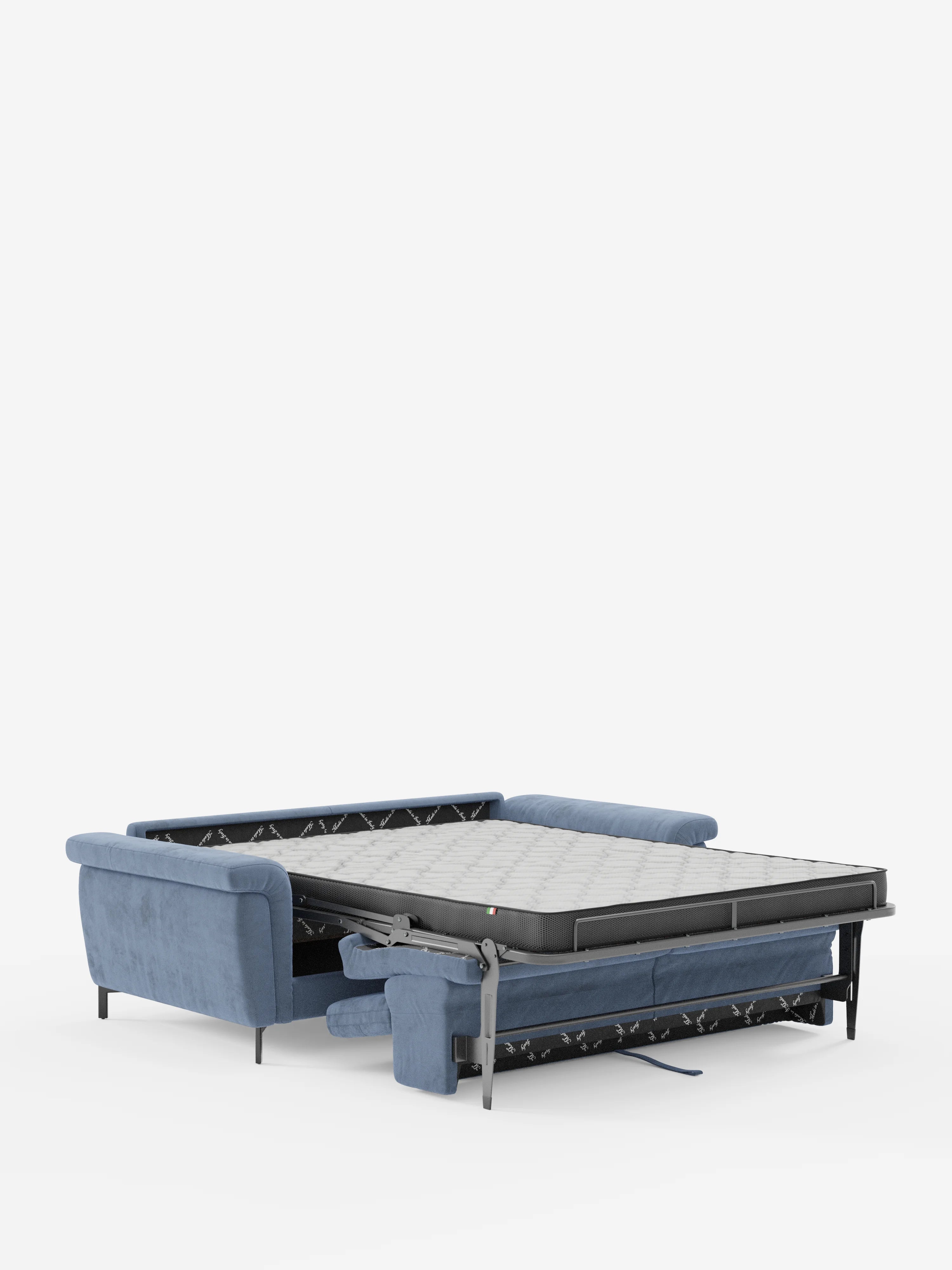 Un divano letto di design Capri blu con piedini alti di Divani.Store è esposto con il materasso esteso. Questo modello, rivestito in raffinato tessuto effetto velluto smacchiabile T30, presenta braccioli arrotondati, gambe alte nere e una struttura di sostegno in metallo a vista per il materasso. Su uno sfondo bianco a tinta unita, mette in risalto la raffinata maestria artigianale italiana con i suoi poggiatesta reclinabili.
