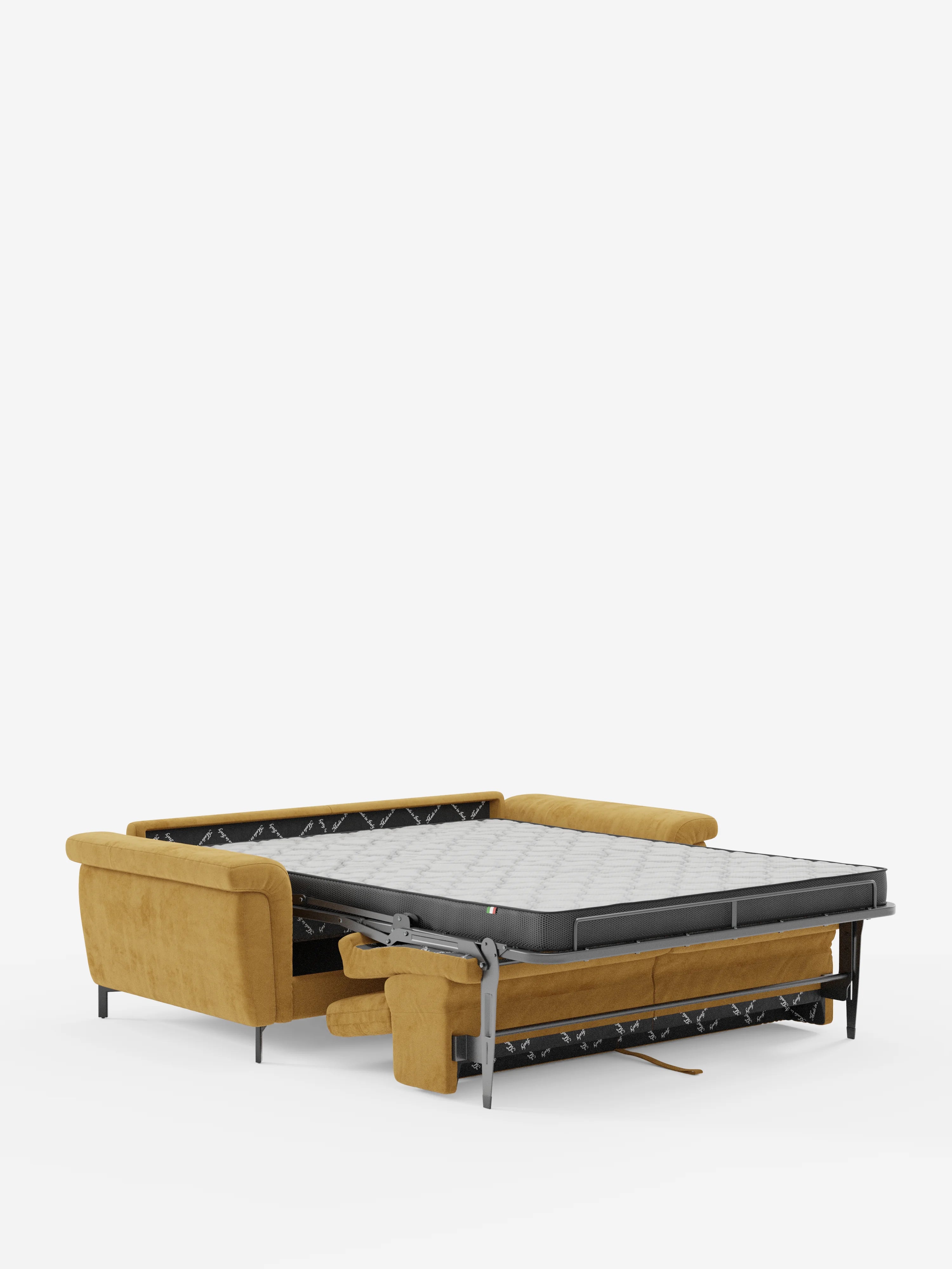 Il divano letto di design “Capri” di Divani.Store, in giallo senape, è raffigurato con il materasso estraibile aperto, che lo trasforma in un letto. Esempio di manifattura italiana, il divano presenta gambe alte e poggiatesta regolabili, il tutto rivestito in un elegante tessuto smacchiabile effetto velluto T30. Sullo sfondo bianco, l’immagine mette in risalto la funzionalità trasformabile e i dettagli raffinati di questo complemento d’arredo moderno.