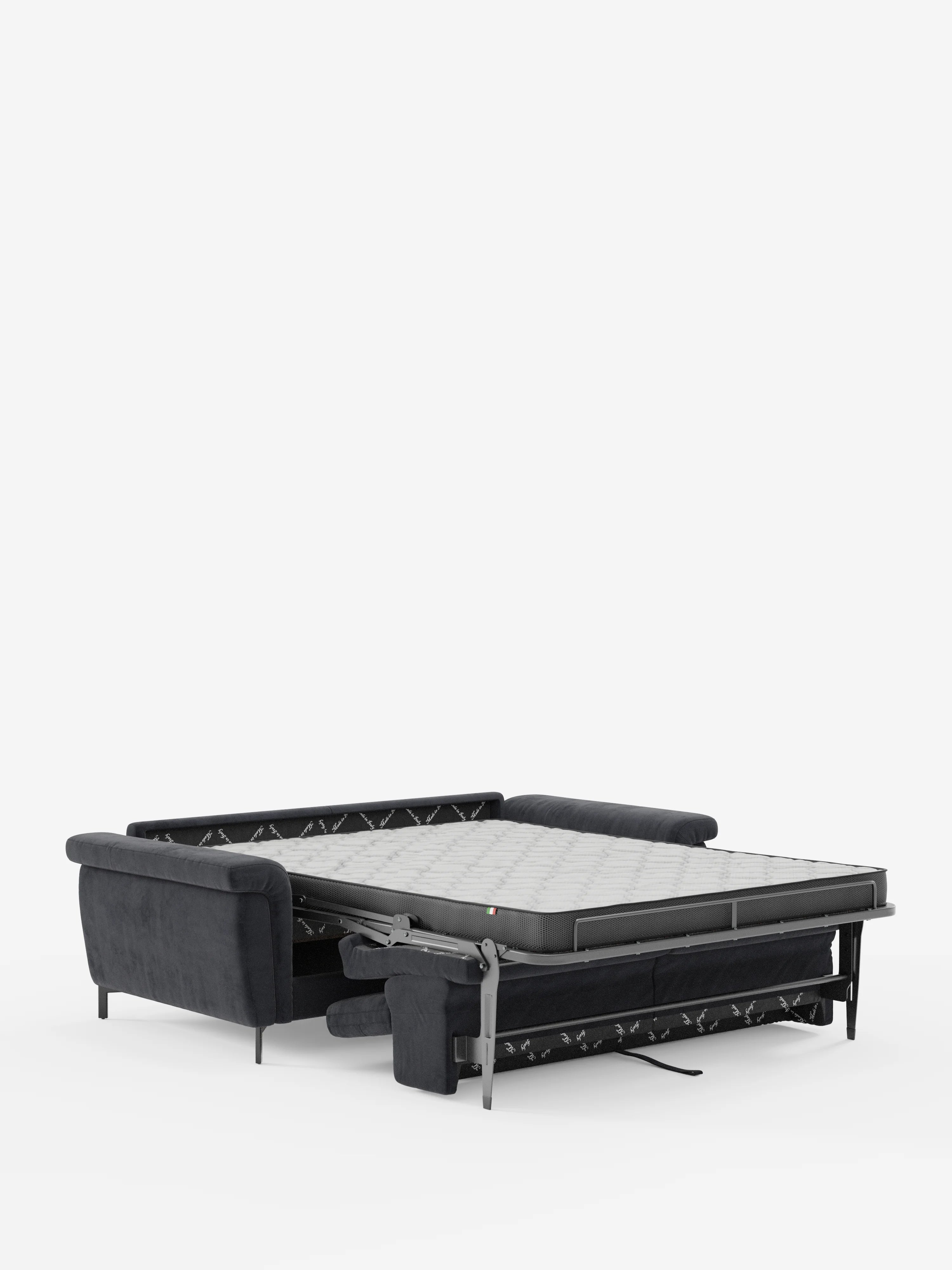 Il divano letto di design Capri di Divani.Store è presentato in grigio scuro, completamente aperto per mostrare il materasso ad alta densità che si estende verso l’esterno. Questo divano è dotato di morbidi braccioli, uno schienale imbottito con poggiatesta reclinabili ed è rivestito in un raffinato tessuto effetto velluto resistente alle macchie (T30). Le eleganti gambe alte nere e la struttura del letto a vista completano il design moderno, il tutto su uno sfondo bianco a tinta unita.