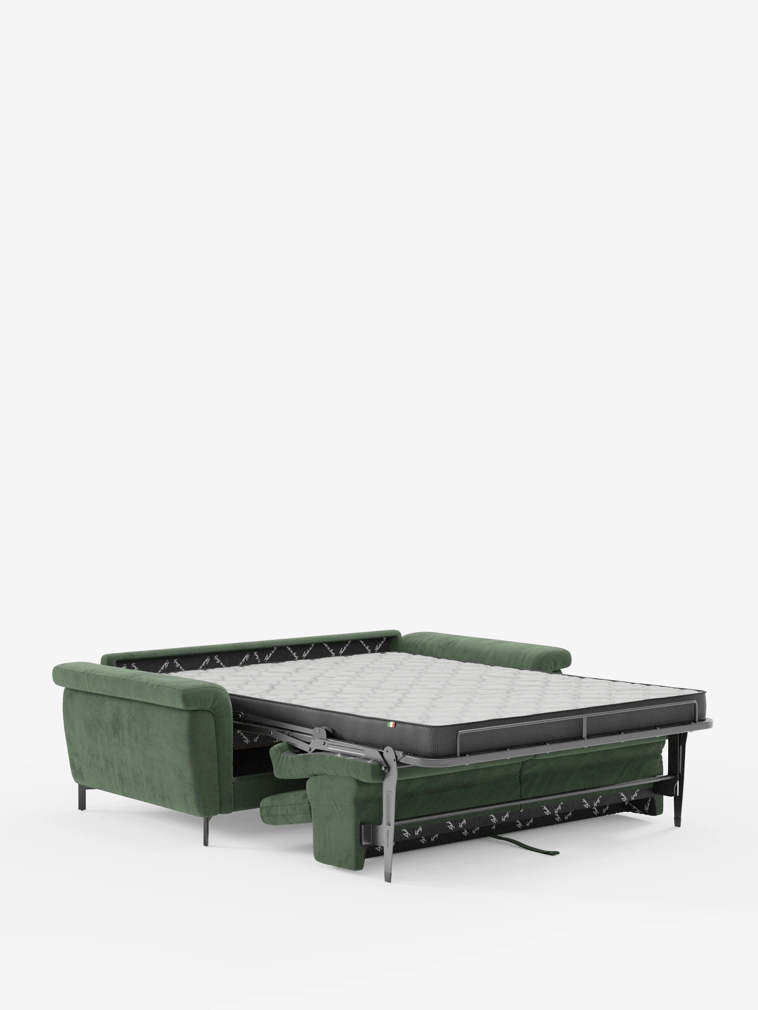 Il divano letto di design Capri con piedini alti di Divani.Store è presentato con la struttura del letto estesa e il materasso estratto, a dimostrazione della sua pratica funzione di letto. Rivestito in raffinato tessuto effetto velluto smacchiabile T30 e dotato di poggiatesta reclinabili, questo modello incarna la raffinata maestria artigianale italiana. Sullo sfondo bianco, il design elegante e le caratteristiche di alta qualità di questo divano letto con gambe alte risaltano in modo particolare.