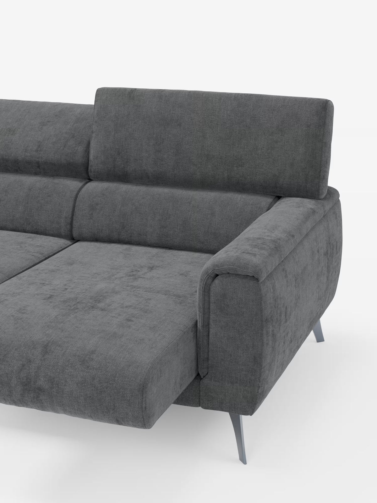 Un primo piano del lato destro e dell'angolo del divano Caravaggio a 4 posti con tre sedute scorrevoli di Divani.Store, rivestito in tessuto T31 grigio scuro antimacchia. Questo divano moderno è caratterizzato da morbidi cuscini, ampi braccioli, linee slanciate, poggiatesta regolabili e sottili gambe in metallo; è raffigurato su uno sfondo bianco a tinta unita per esaltarne l’elegante design. Perfetto come tocco di stile negli spazi abitativi contemporanei.