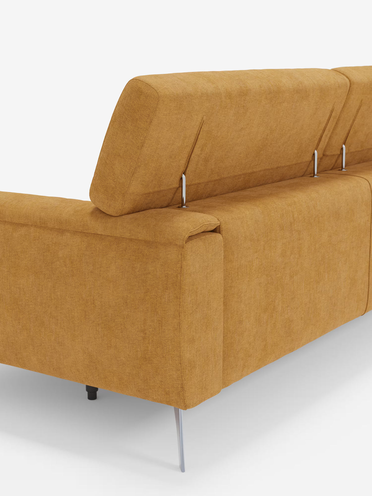 Primo piano della parte posteriore del divano Caravaggio a 2 e 3 posti di Divani.Store, rivestito con un elegante tessuto giallo senape T31 resistente alle macchie. Questo divano moderno presenta eleganti gambe in metallo e poggiatesta regolabili sostenuti da aste lucide, con un design squadrato e contemporaneo. Lo sfondo bianco a tinta unita mette in risalto il colore vivace e la trama raffinata del rivestimento.