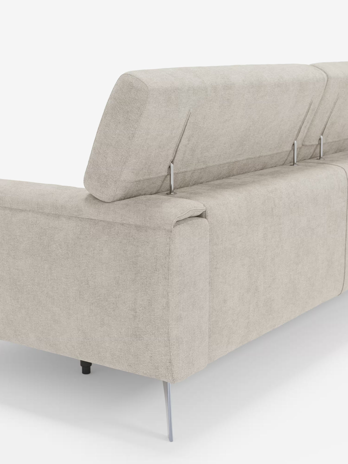 Primo piano della parte posteriore del divano Caravaggio da 2 e 3 posti di Divani.Store, un moderno divano componibile beige rivestito in elegante tessuto T31 resistente alle macchie. Il design presenta sottili gambe in metallo e poggiatesta regolabili con supporti metallici a vista, il tutto su uno sfondo bianco a tinta unita.