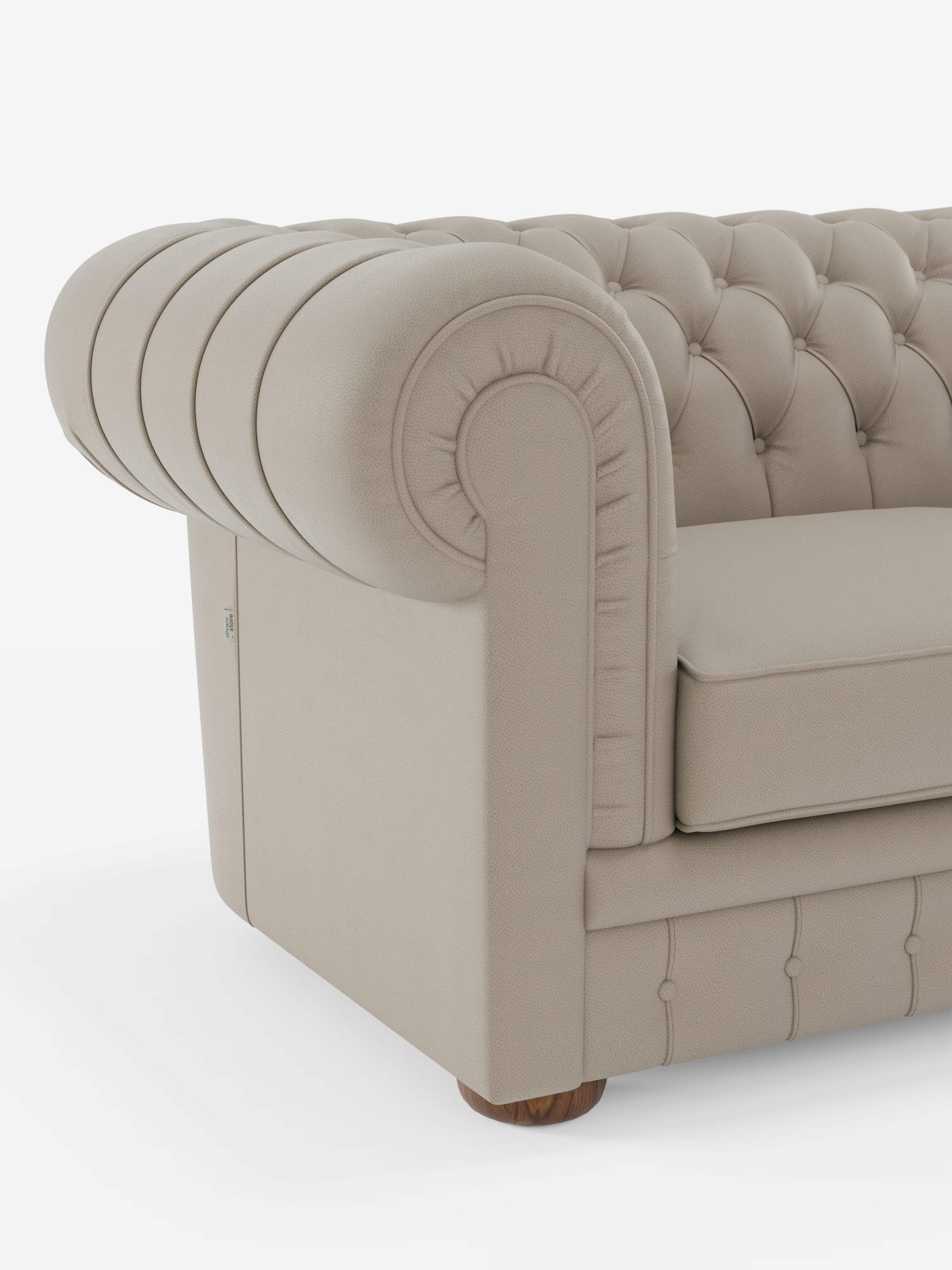 Primo piano del classico Chester – Divano Chesterfield in vera pelle spessorata a 2 e 3 posti di Divani.Store, caratterizzato da una profonda trapuntatura a bottoni, braccioli arrotondati e gambe in legno. Questo divano artigianale italiano presenta un rivestimento in vera pelle spessorata con dettagli di cuciture ben visibili. Lo sfondo è bianco a tinta unita.