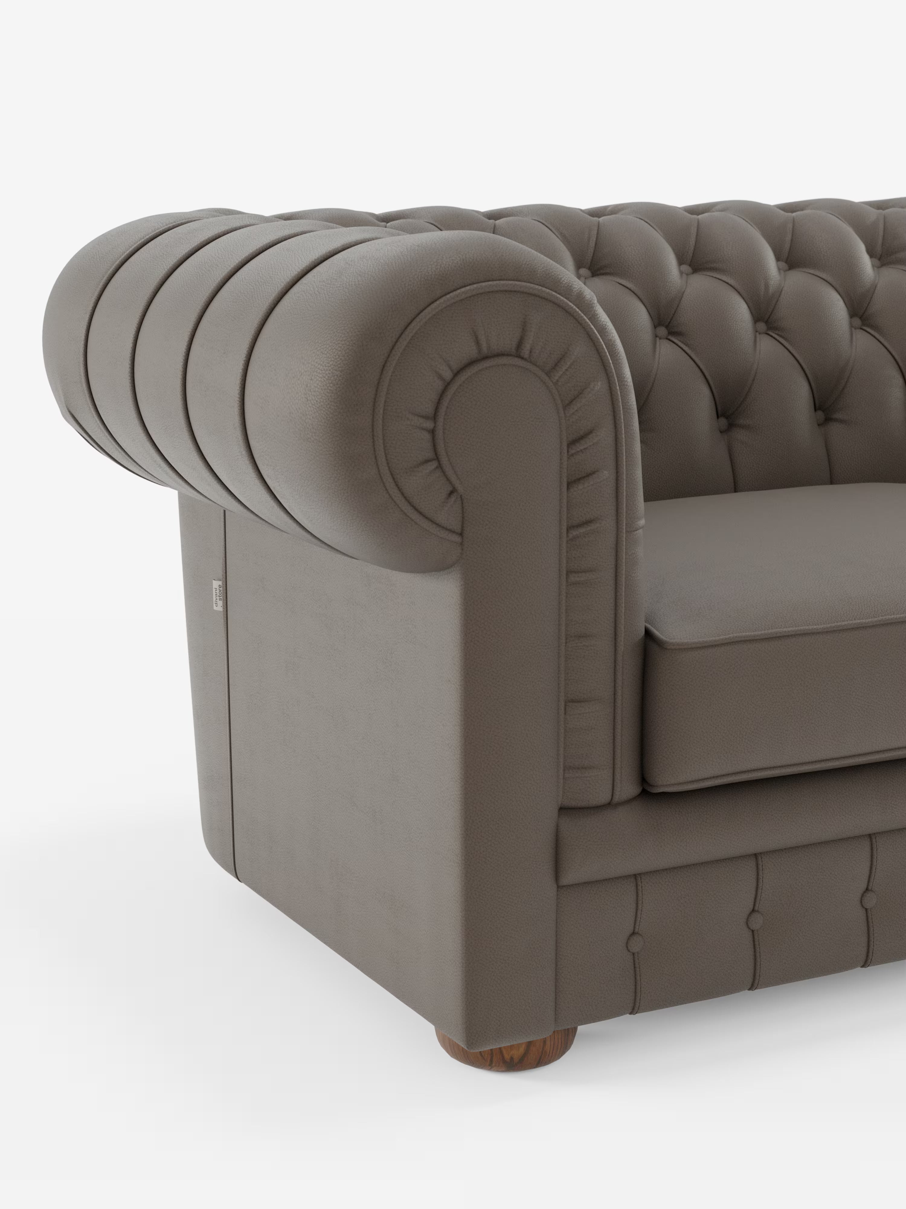 Primo piano del Chester – Divano Chesterfield in vera pelle spessorata a 2 e 3 posti di Divani.Store, che ne mette in risalto i braccioli arrotondati, la profonda trapuntatura a bottoni, i morbidi cuscini e le gambe corte in legno su uno sfondo bianco a tinta unita: un vero divano artigianale Made in Italy.