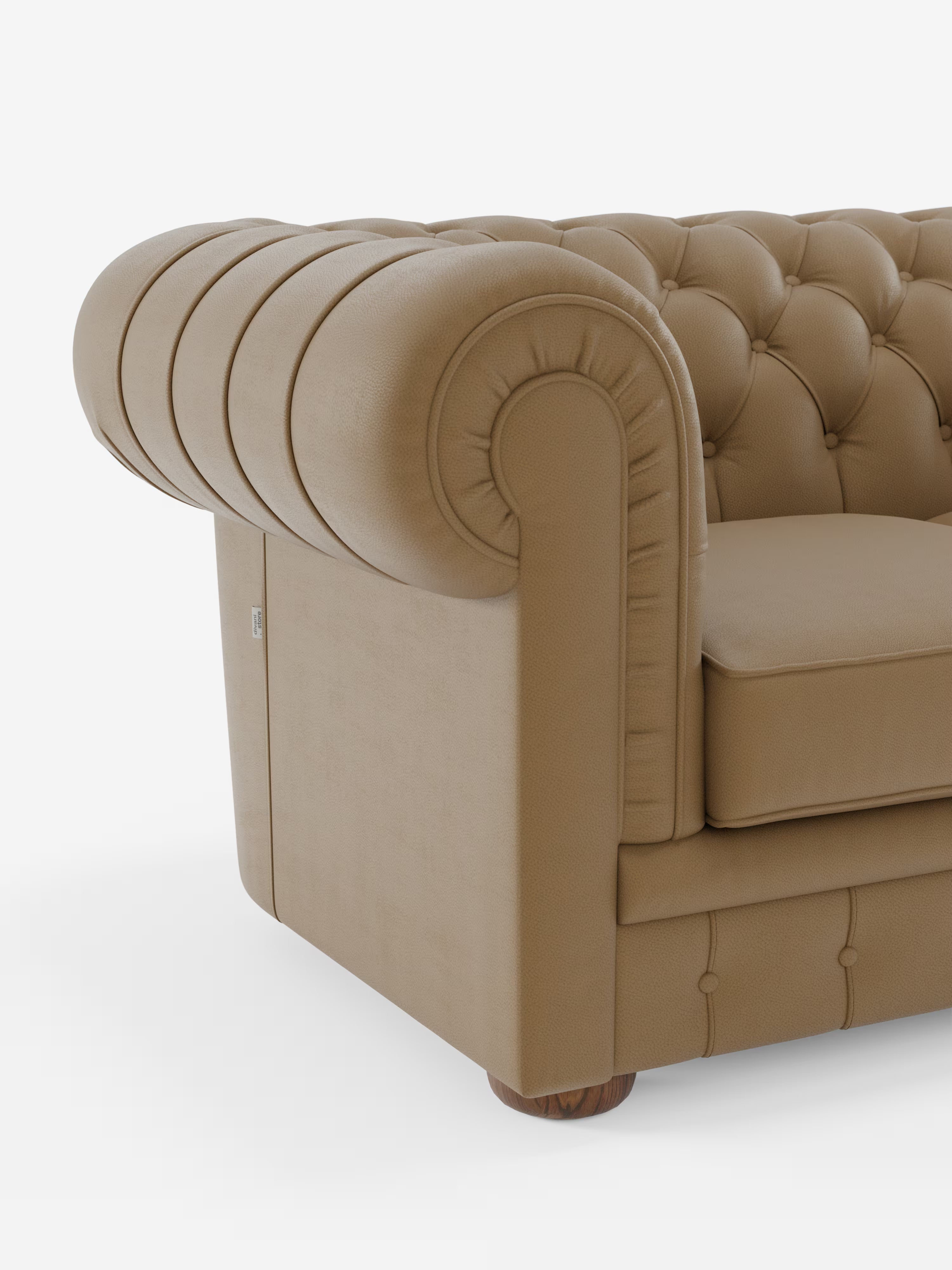Primo piano del divano Chester 4 Posti 3 sedute in vera pelle – Chesterfield Capitonné Artigianale di Divani.Store, che ne mette in risalto la profonda trapuntatura a bottoni, gli ampi braccioli arrotondati, i morbidi cuscini in pelle e i solidi piedini in legno su uno sfondo bianco a tinta unita: un esempio straordinario di lavorazione artigianale in vera pelle.