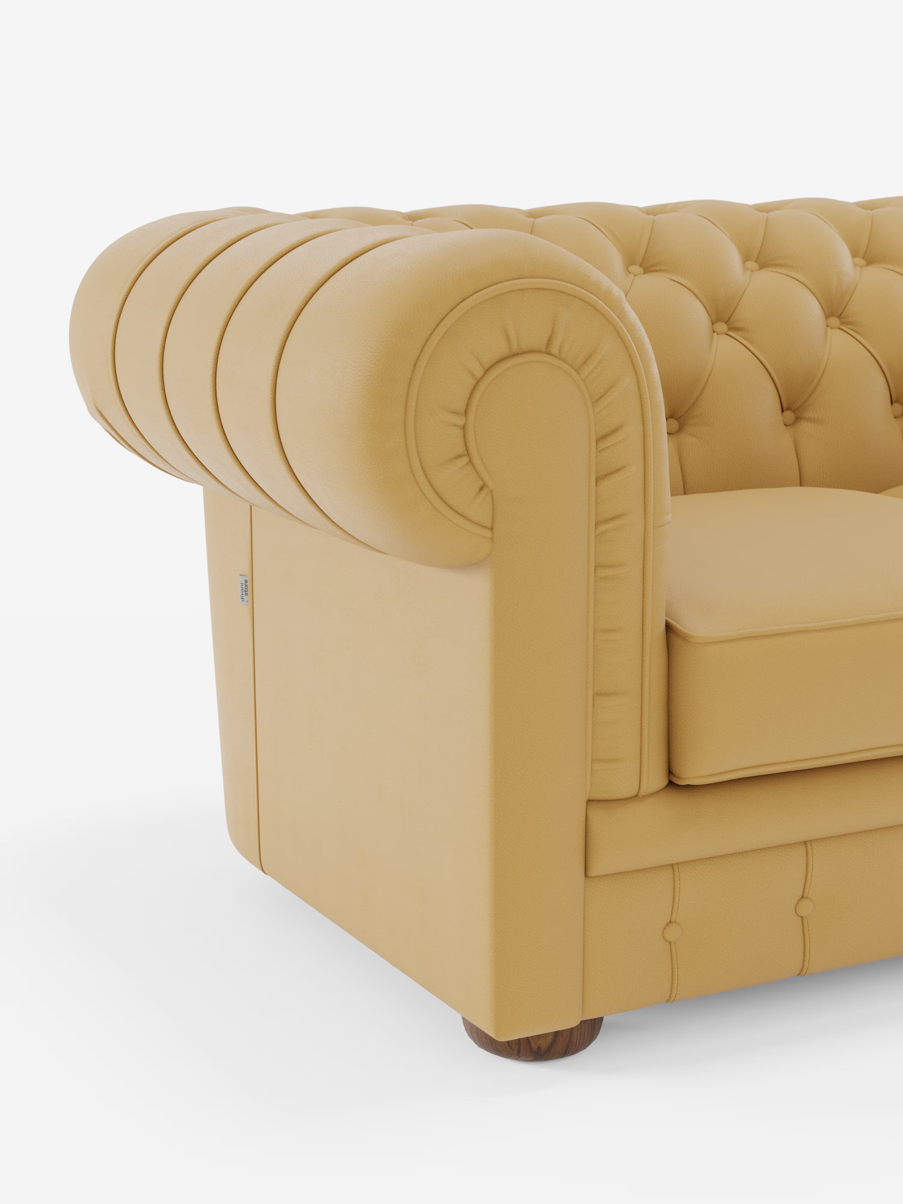 Primo piano del bracciolo e dei cuscini del divano Chester 4 Posti 3 sedute in Vera Pelle – Chesterfield Capitonné Artigianale di Divani.Store, che mette in risalto il rivestimento con bottoni in vera pelle e il bracciolo arrotondato dalle curve aggraziate, il tutto caratterizzato da una squisita lavorazione artigianale su sfondo bianco.