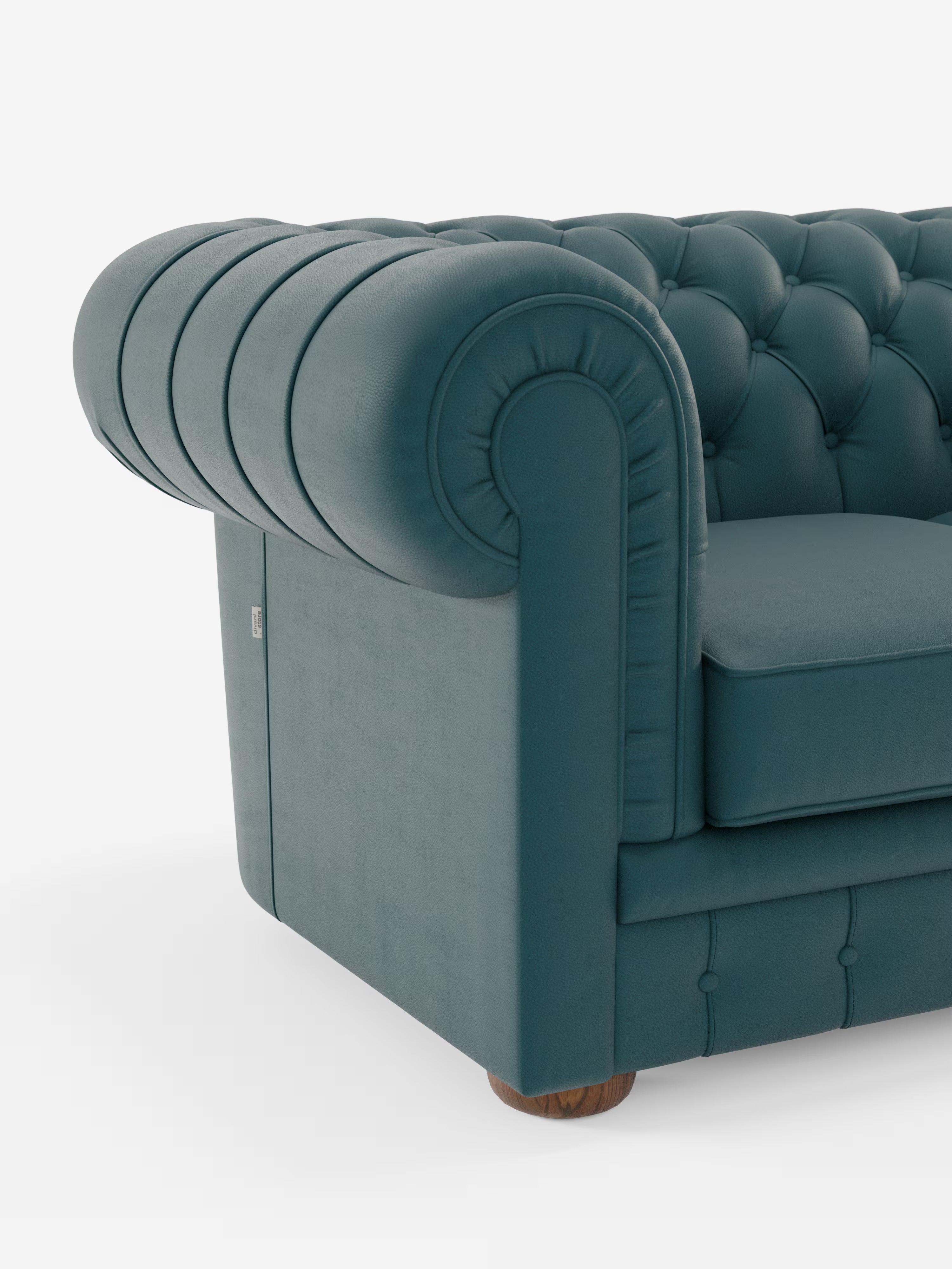 Primo piano del bracciolo e della seduta del divano Chester 4 Posti 3 sedute in Vera Pelle – Chesterfield Capitonné Artigianale di Divani.Store, che ne mette in risalto il rivestimento in vera pelle verde acqua, i dettagli capitonné, il bracciolo arrotondato, la finitura liscia e compatta in vera pelle e i classici piedini a pallina in legno. Su uno sfondo bianco a tinta unita, l’immagine mette in risalto i dettagli eleganti e artigianali di questo divano senza tempo.