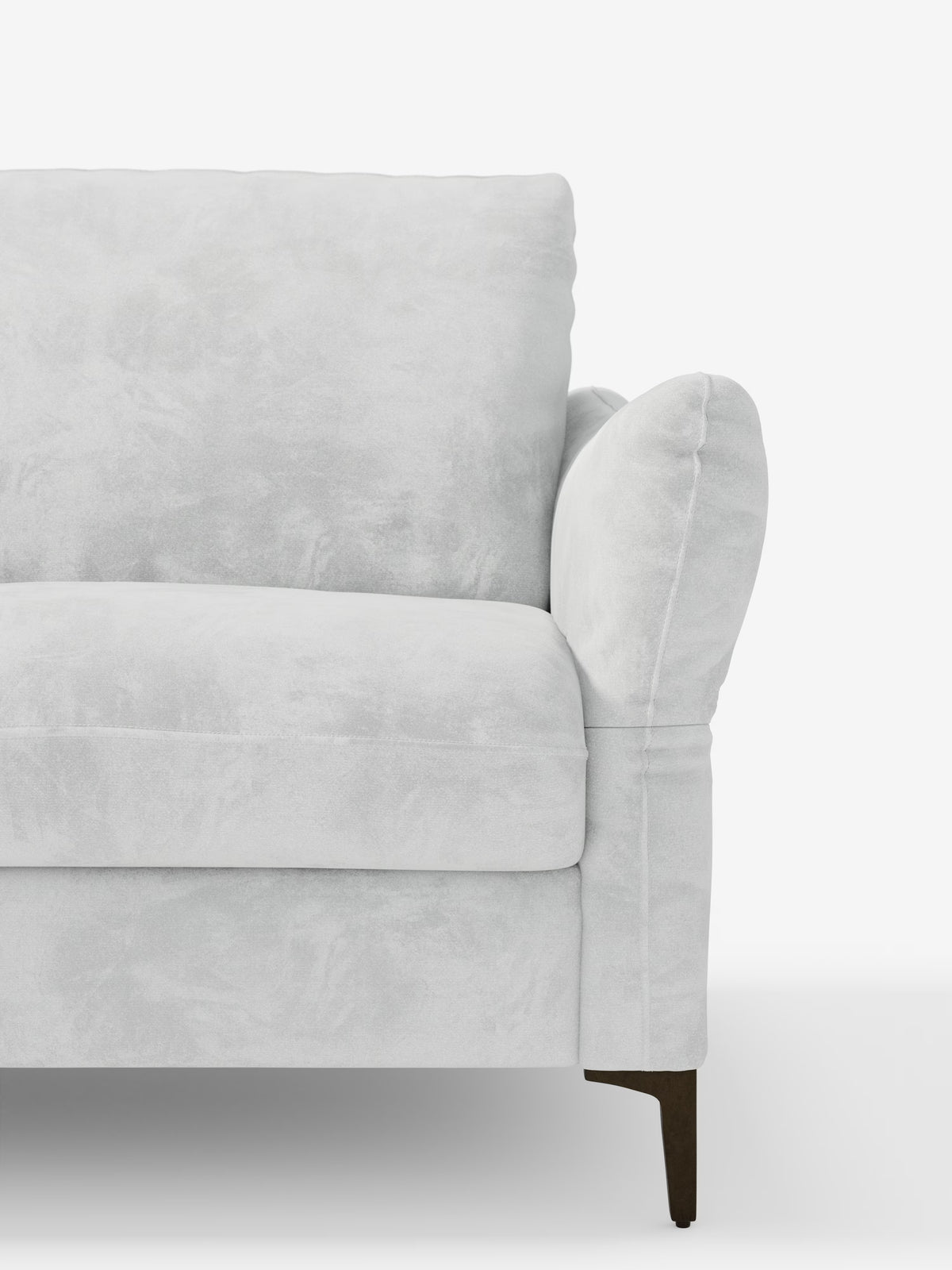 Un primo piano della metà sinistra del divano letto Dalia di Divani.Store, rivestito in vellutino T30 grigio chiaro, un tessuto moderno e resistente alle macchie, caratterizzato da un morbido cuscino dello schienale, braccioli arrotondati e gambe in legno scuro, su uno sfondo bianco a tinta unita.
