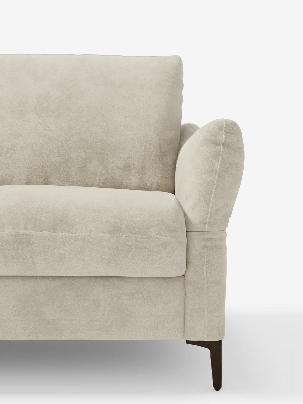 Un primo piano del lato sinistro del divano letto Dalia di Divani.Store, rivestito in tessuto vellutino T30 beige antimacchia, caratterizzato da un cuscino dello schienale spesso, braccioli imbottiti arrotondati e gambe in legno su sfondo bianco.