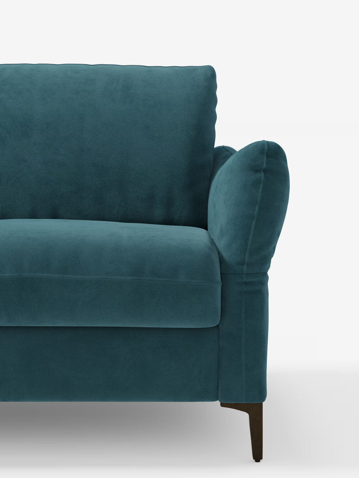 Un primo piano del lato sinistro del divano letto Dalia a 2, 3 e 4 posti con materasso H18, realizzato in moderno tessuto vellutato antimacchia T30 di Divani.Store, caratterizzato da una finitura in velluto color verde acqua con schienale capitonné, braccioli arrotondati e gambe in legno scuro. L'immagine è ripresa su uno sfondo bianco a tinta unita e mostra solo una parte del divano, comprendente la seduta, lo schienale e un bracciolo.