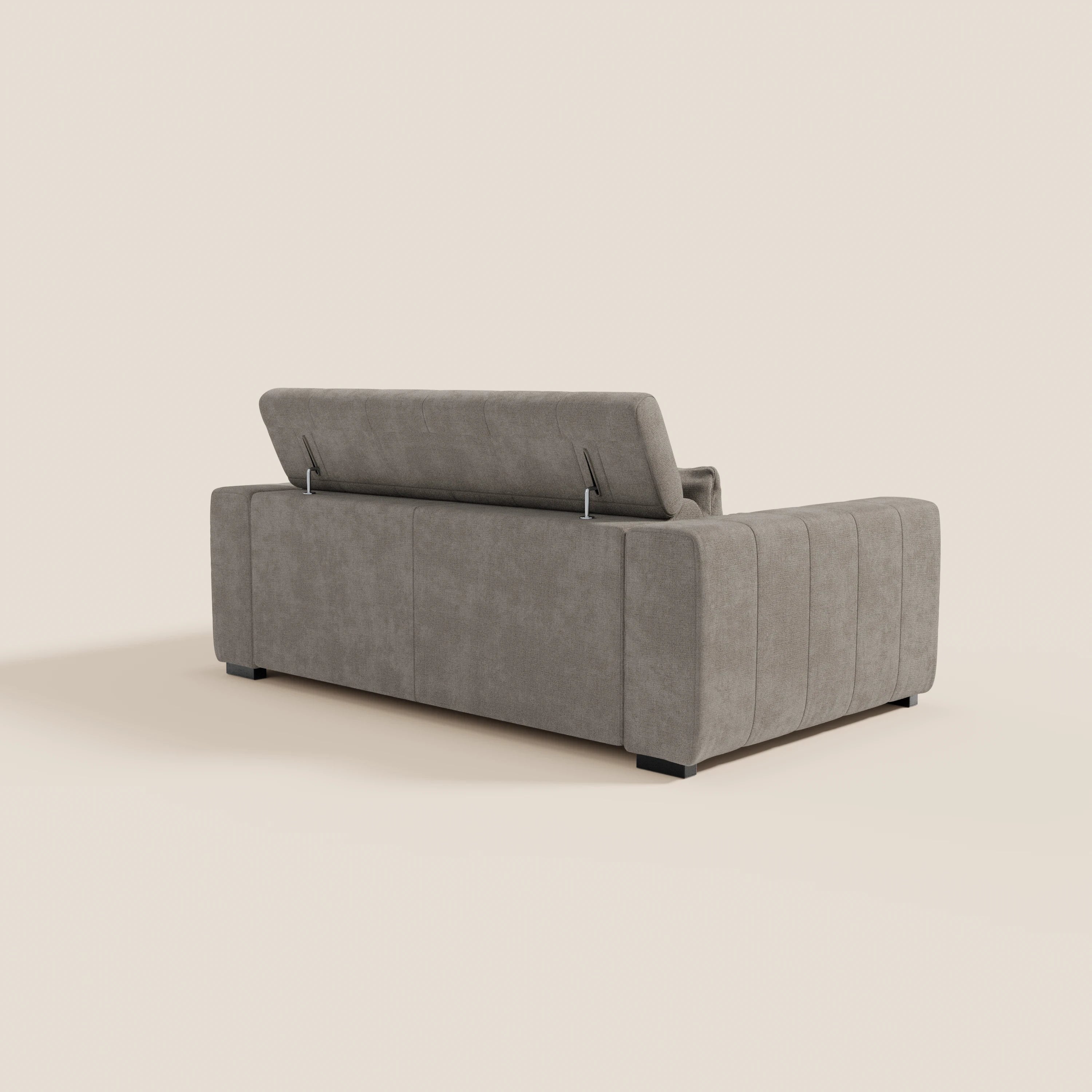 Il divano Doric 3 posti di Divani.Store, presentato dallo schienale in tessuto antimacchia T23 grigio chiaro, è caratterizzato da un poggiatesta reclinabile parzialmente rialzato, ampi braccioli imbottiti e corti piedini neri, su sfondo beige.