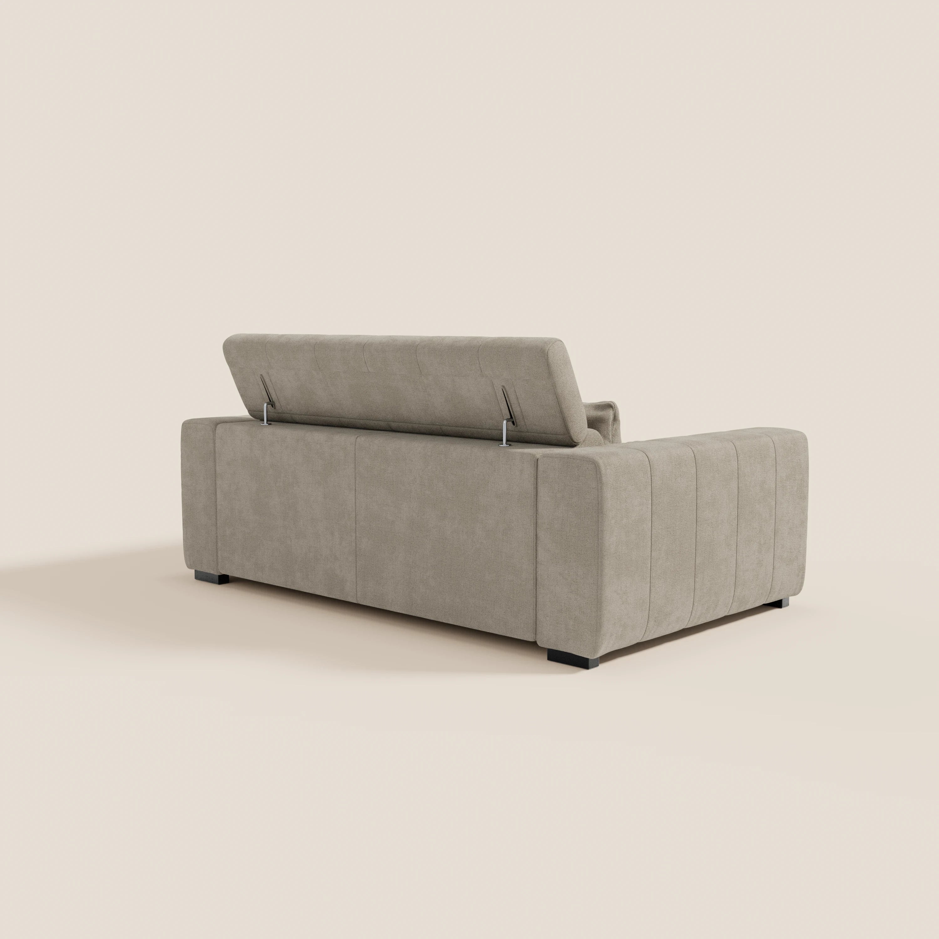 Il divano Doric 3 posti di Divani.Store, in tessuto antimacchia T23 grigio chiaro, è caratterizzato da sedute reclinabili elettricamente e poggiatesta regolabili. Vista dallo schienale con braccioli ampi, cuciture verticali e piedini neri corti su sfondo crema.