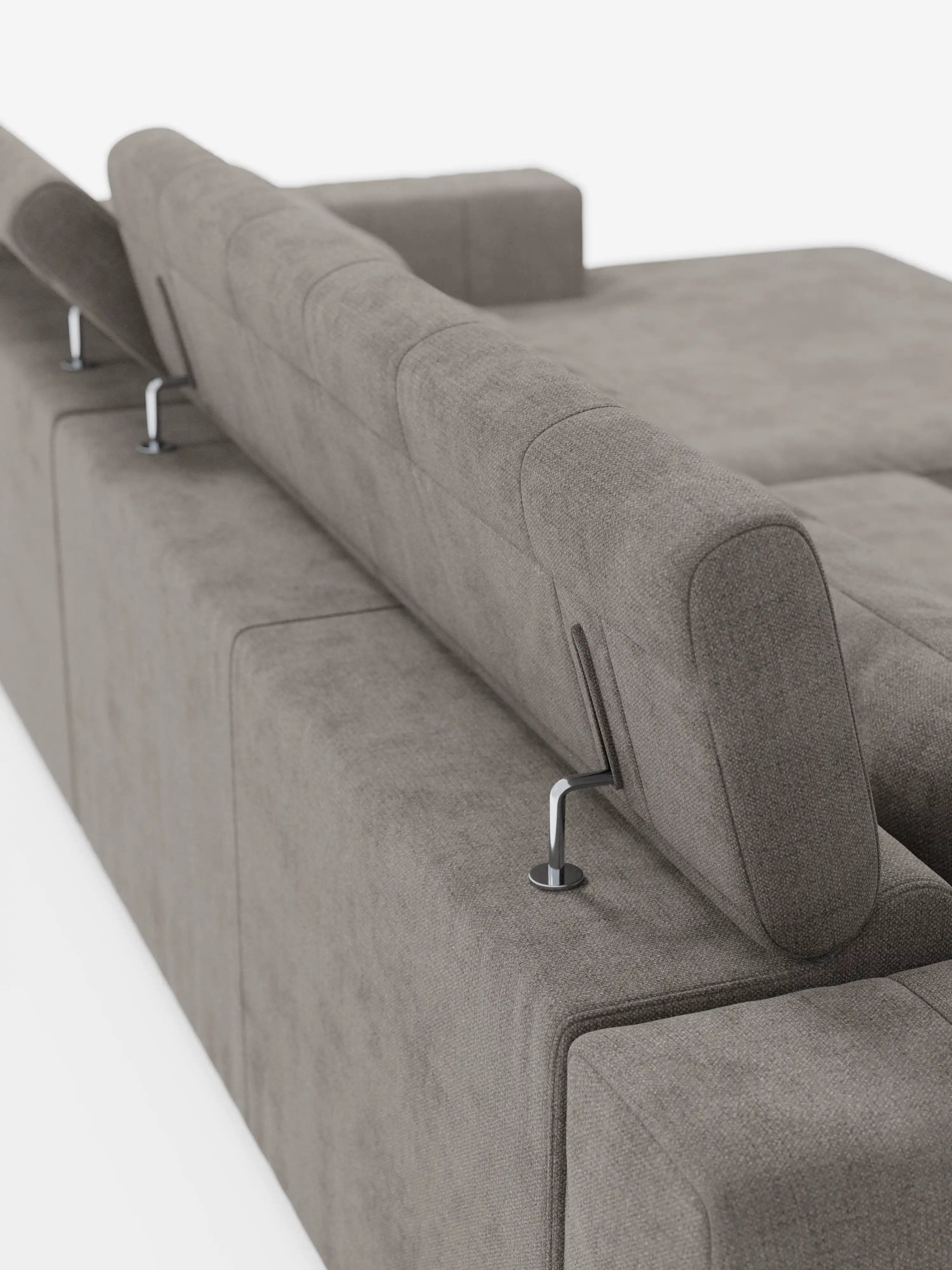 Primo piano del divano angolare dorico con penisola e sedute allungabili di Divani.Store, visto da dietro, rivestito in tessuto T23 color taupe-marrone resistente alle macchie. Questo moderno divano componibile è dotato di poggiatesta regolabili e reclinabili elettricamente, sostenuti da eleganti aste metalliche, e presenta una silhouette pulita e squadrata con un rivestimento morbido e materico che risalta sullo sfondo bianco.