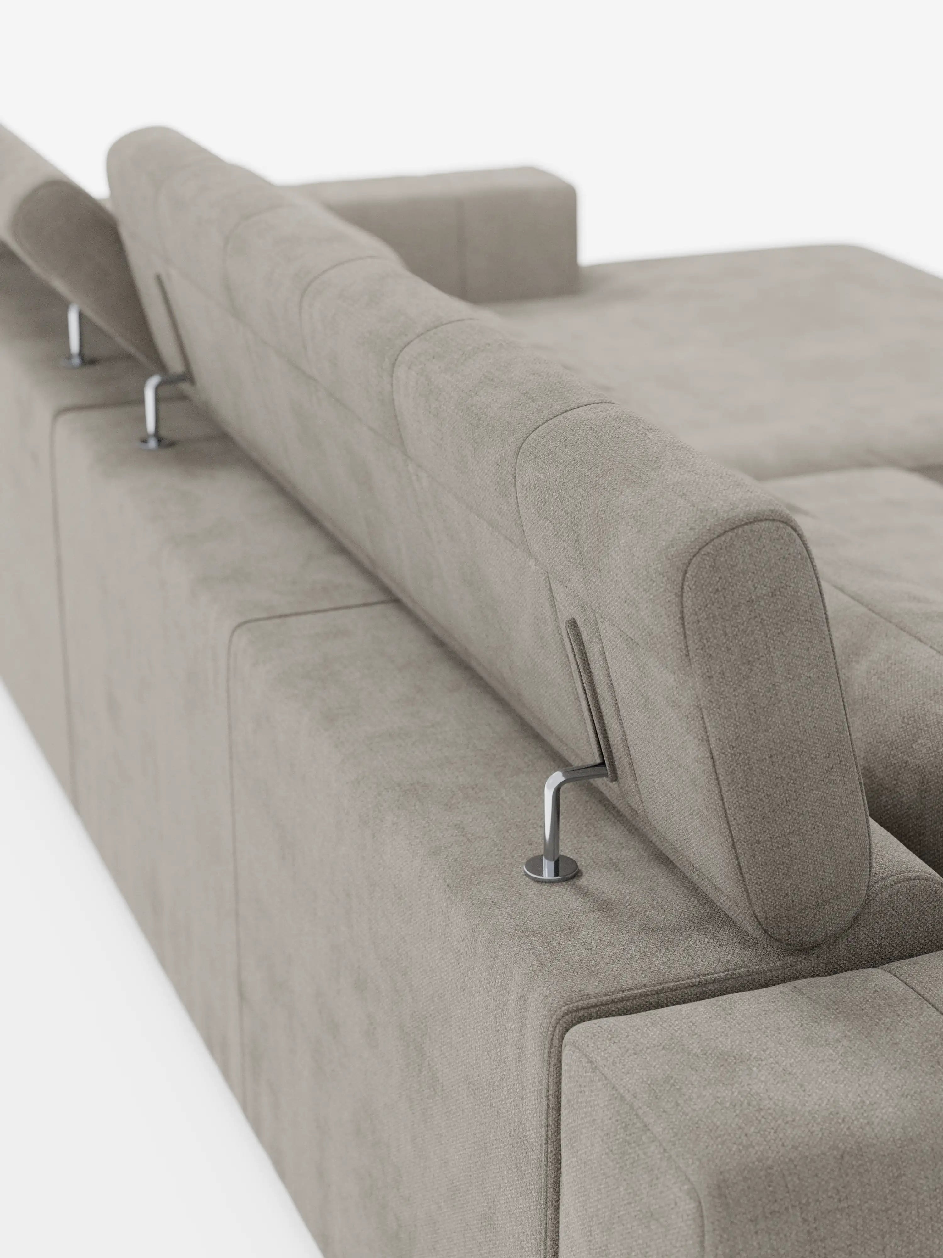 Un primo piano del divano angolare Doric con penisola e sedute allungabili con relax elettrico di Divani.Store, realizzato in tessuto T23 grigio chiaro, facile da pulire, e dotato di poggiatesta regolabili sostenuti da eleganti aste metalliche. L'immagine mette in risalto la parte posteriore e laterale del divano, esaltandone le linee pulite, la morbida consistenza e il design minimalista su uno sfondo bianco.