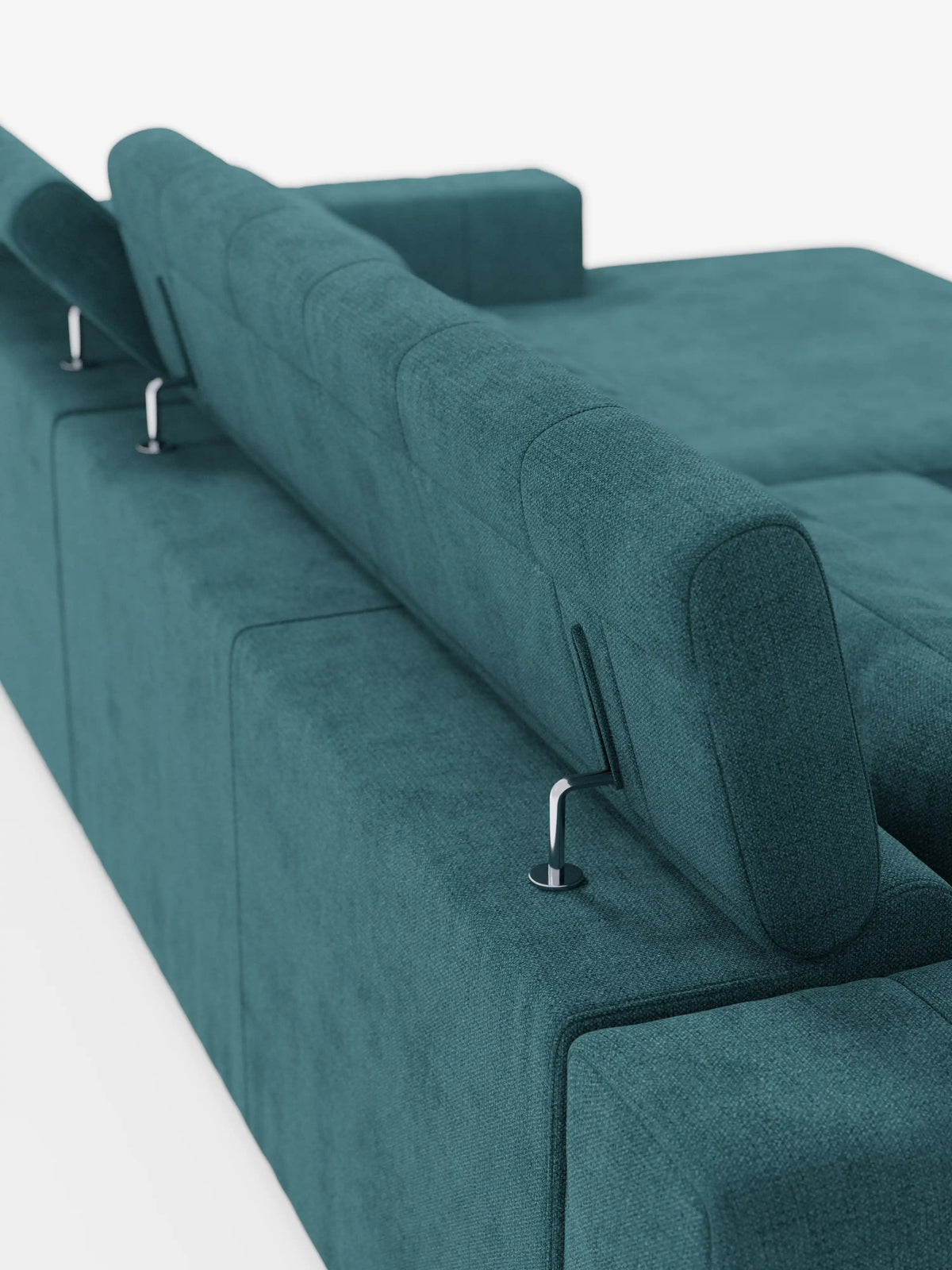 Un primo piano del “Doric Divano angolare con penisola e sedute allungabili con relax elettrico” di Divani.Il modello, rivestito in tessuto T23 color verde acqua resistente alle macchie, mette in risalto, in una vista laterale posteriore, i poggiatesta regolabili e gli eleganti supporti in metallo, sottolineando le linee pulite e lo stile contemporaneo che incarnano alla perfezione il design di un divano contemporaneo.