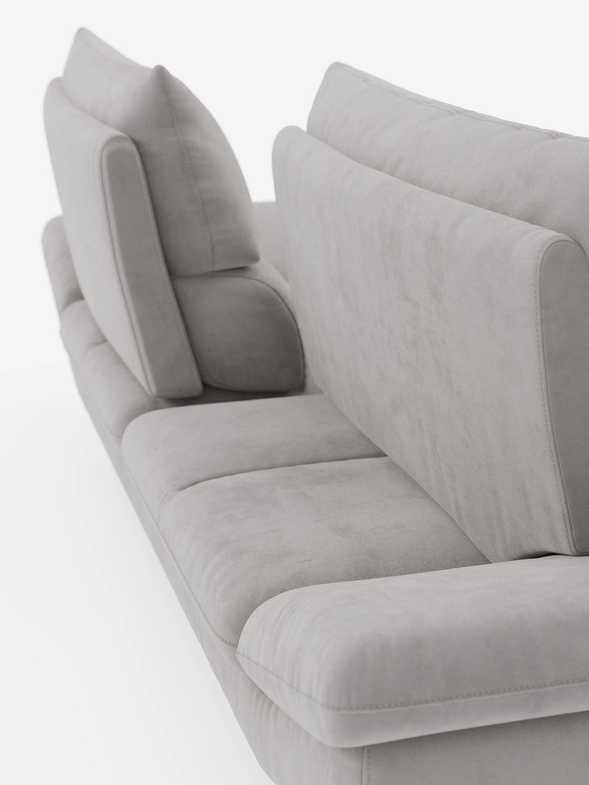 Un primo piano del divano Eclipse dal design moderno a 2 e 3 posti con schienali traslanti di Divani.Store rivela morbidi cuscini di seduta, schienale e laterali realizzati in elegante microfibra T11 smacchiabile color grigio chiaro dalla trama liscia. Questo divano contemporaneo offre un comfort modulabile grazie all’innovativo design dello schienale traslante e presenta gambe alte, qui raffigurate di profilo con parti di due sezioni di seduta visibili su uno sfondo bianco.