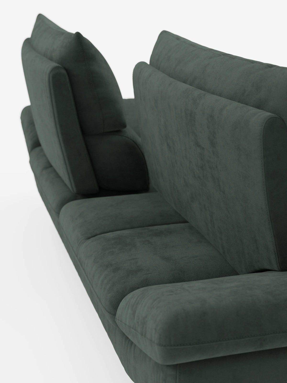 Un primo piano dell’Eclipse Divano dal design moderno a 2 e 3 posti di Divani.Store, rivestito in elegante microfibra T11 resistente alle macchie, in una tonalità di verde intenso. Il divano è caratterizzato da morbidi cuscini profondi, gambe alte e schienali inclinati con schienali traslanti per un comfort modulabile e un relax personalizzato. La sua silhouette geometrica risalta sullo sfondo bianco a tinta unita, sottolineandone sia lo stile contemporaneo che la texture accogliente.