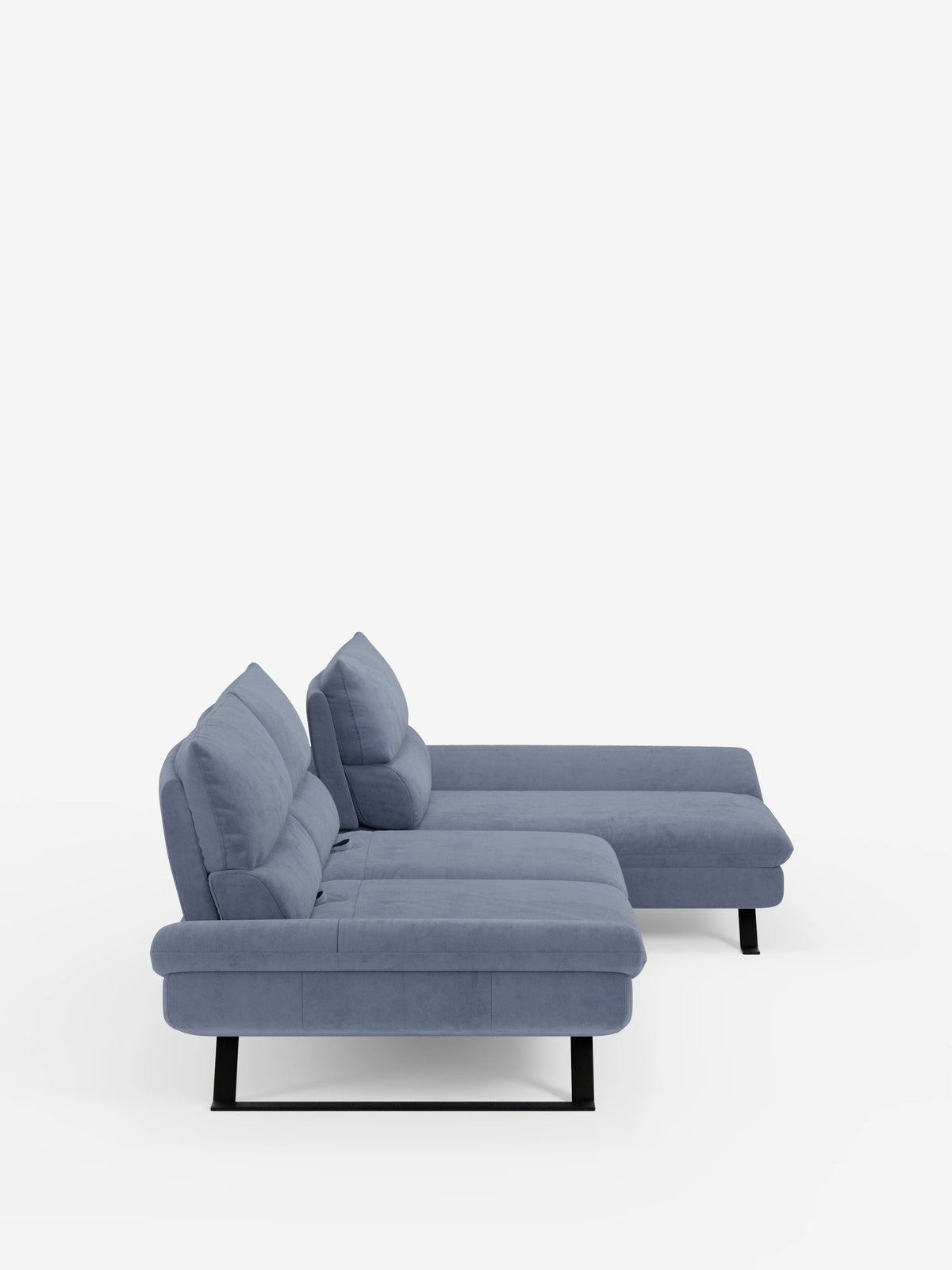 Il divano angolare Eclipse con penisola e schienali traslanti in microfibra tecnica smacchiabile T11 di Divani.Store, un divano componibile contemporaneo di colore blu con morbidi cuscini ed eleganti gambe in metallo nero, è messo in risalto su uno sfondo bianco a tinta unita. La chaise longue è posizionata sul lato destro e il divano presenta linee pulite e minimaliste. L’immagine ben illuminata mette in risalto il rivestimento in microfibra morbida e resistente alle macchie.
