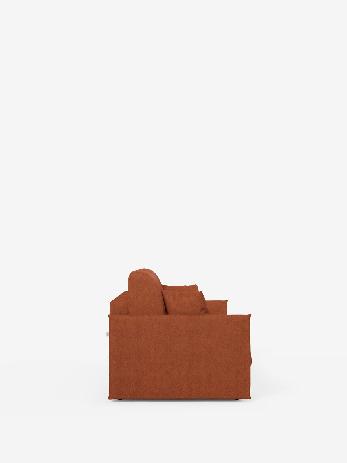 Una vista laterale del divano letto matrimoniale sfoderabile Evans di Divani.Store mette in risalto il suo rivestimento moderno color ruggine e la silhouette compatta e squadrata su uno sfondo bianco a tinta unita. Caratterizzato da ampi cuscini e da un design minimalista in cui spuntano solo dei discreti supporti corti, questo divano è l’esempio perfetto di un divano salvaspazio che unisce stile e funzionalità. Il suo design prevede un rivestimento sfoderabile e un comodo vano portaoggetti per i cuscini,