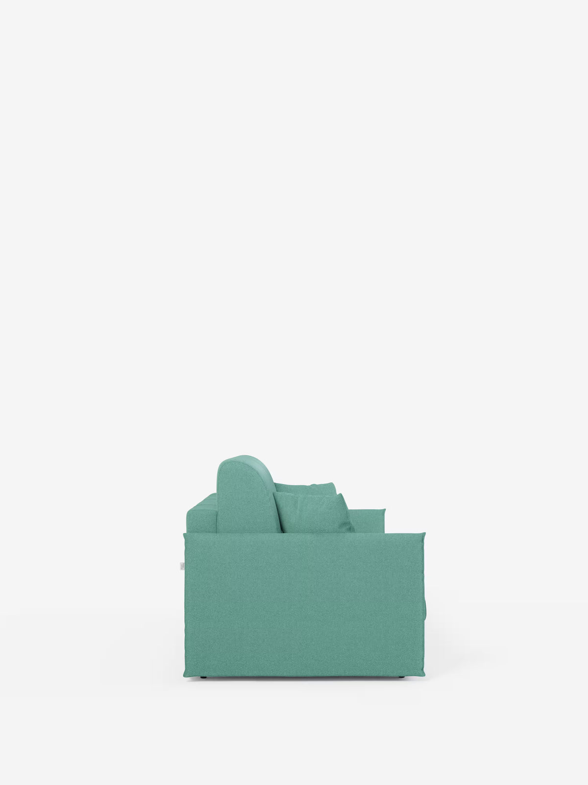 Una vista laterale del divano letto matrimoniale sfoderabile Evans di Divani.Store è raffigurata al centro su uno sfondo bianco. Questo divano letto compatto, rivestito in tessuto T23 resistente alle macchie, presenta morbidi cuscini e una silhouette moderna e squadrata, caratterizzata da linee pulite e senza gambe a vista. La composizione minimalista e l’ampio spazio bianco mettono in risalto la raffinata semplicità del divano e il vano porta-cuscini integrato.