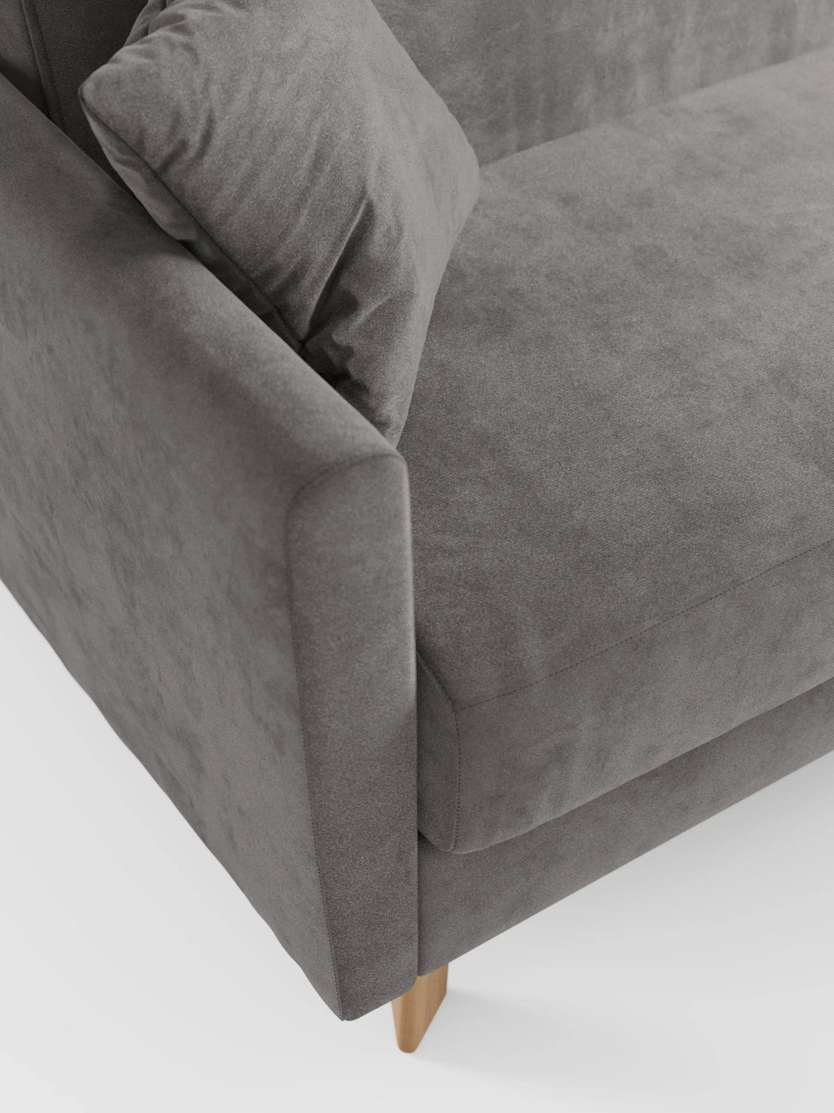 Primo piano del divano letto Francy di Divani.Store, caratterizzato dall'elegante tessuto grigio T30 resistente alle macchie e da un cuscino abbinato. L'immagine mette in risalto le linee pulite e squadrate di questo divano con rivestimento sfoderabile al 100%, esaltandone lo stile moderno con bracciolo, seduta e una gamba in legno ben visibili su uno sfondo bianco, caratteristica tipica dei modelli contemporanei di divani a 2 e 3 posti.