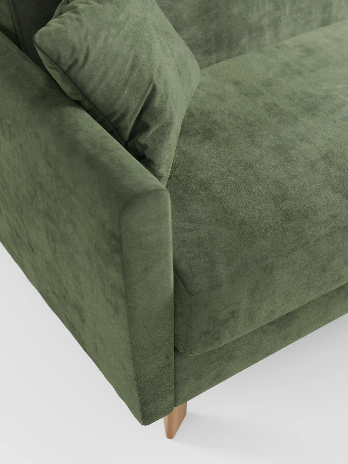 Un primo piano del divano letto Francy con poggiatesta regolabili di Divani.Store ne mette in risalto il moderno rivestimento in tessuto smacchiabile T30 verde ed elegante, i braccioli squadrati, il cuscino coordinato e le gambe in legno chiaro su uno sfondo bianco. Il tessuto, sfoderabile al 100%, presenta un aspetto morbido e strutturato, rendendo questo divano a due posti una scelta elegante e confortevole per qualsiasi ambiente contemporaneo.