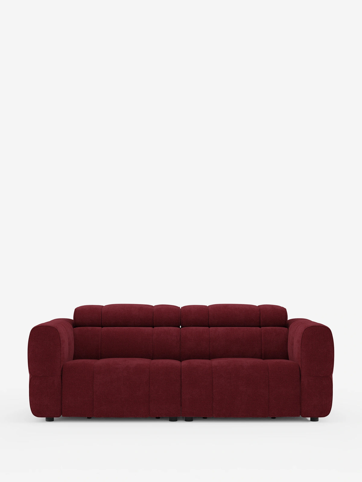 Il divano modulare Giotto a 3 posti, con poggiatesta reclinabili e funzione relax elettrica opzionale, rivestito in tessuto smacchiabile T23, è un divano a tre posti color bordeaux intenso, caratterizzato da braccioli spessi e imbottiti e da poggiatesta integrati e segmentati su uno sfondo bianco.