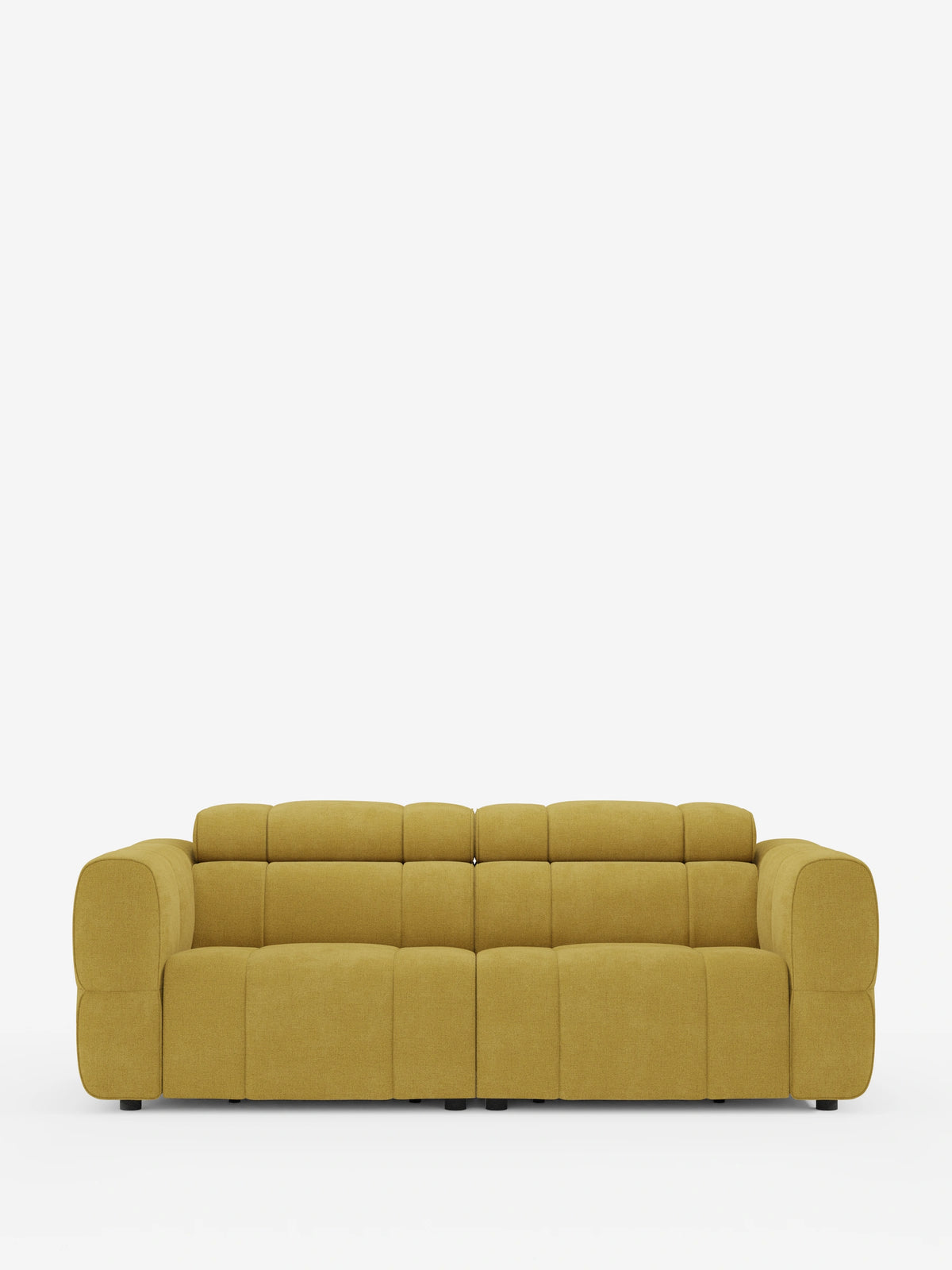 Un divano modulare Giotto a tre posti color giallo senape, con poggiatesta reclinabili e funzione relax elettrica opzionale, rivestito in tessuto smacchiabile T23, caratterizzato da un design rettangolare trapuntato con ampi braccioli, su uno sfondo bianco a tinta unita.