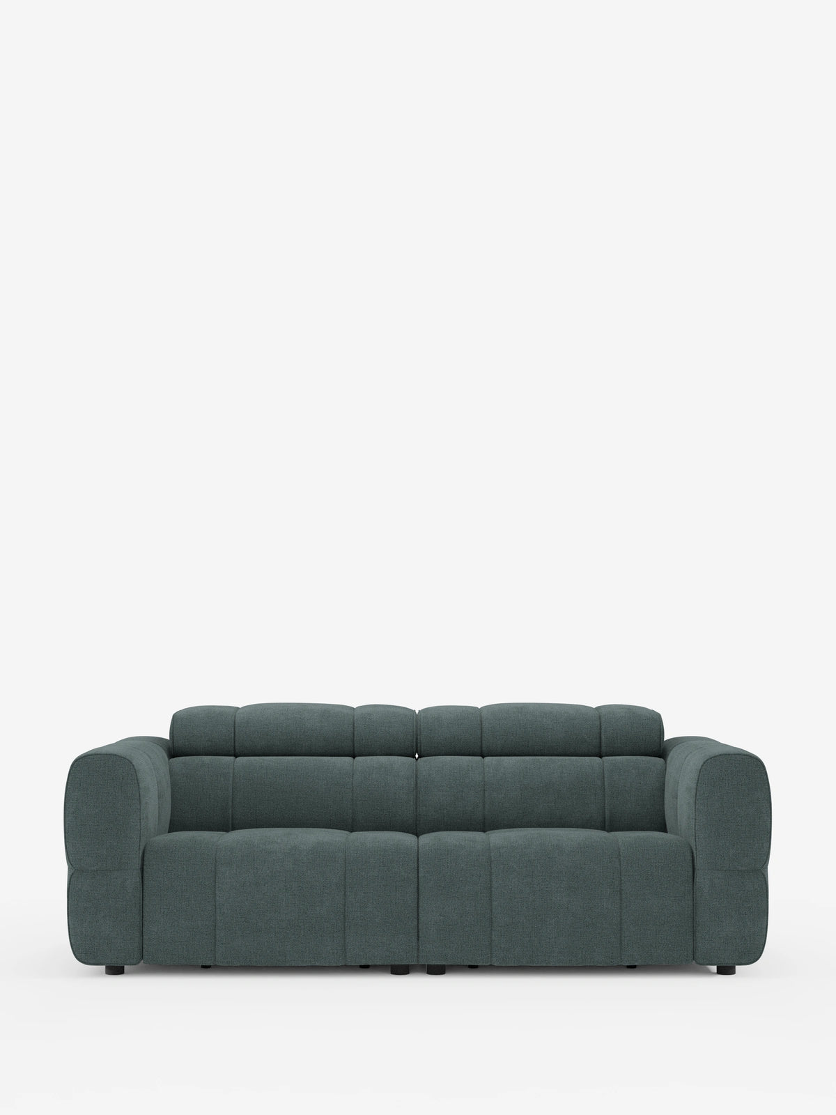 Un divano modulare Giotto a 3 posti, color verde acqua scuro, dal design contemporaneo, spicca su uno sfondo bianco a tinta unita; presenta ampi braccioli imbottiti e cuscini dello schienale segmentati con poggiatesta regolabili e leggermente reclinabili.