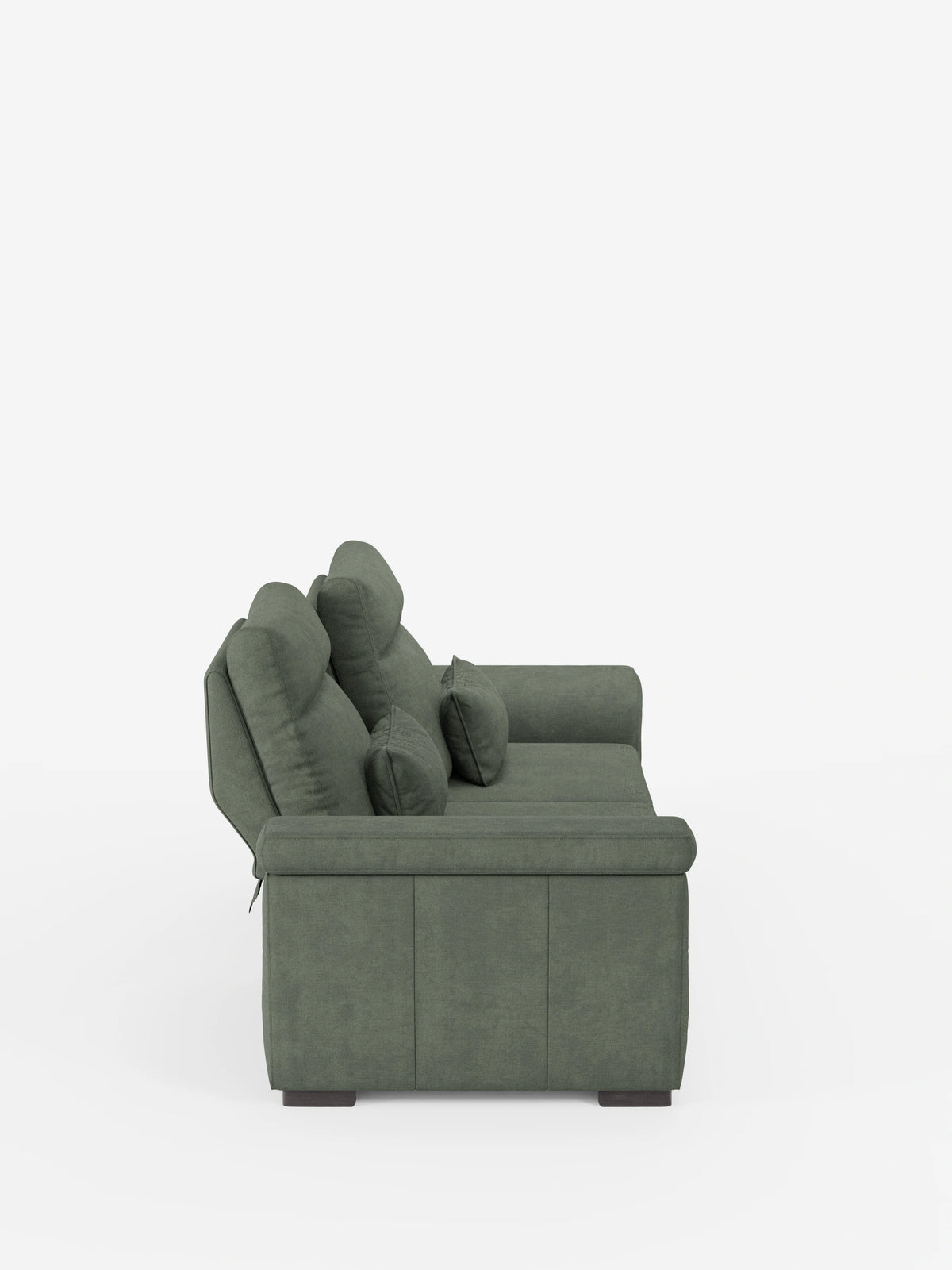 Profilo laterale di un divano Ischia a 3 posti con pouf estraibile e schienali scorrevoli, rivestito in tessuto misto lino antimacchia color verde muschio, con due cuscini decorativi e piedini a profilo ribassato su sfondo bianco.