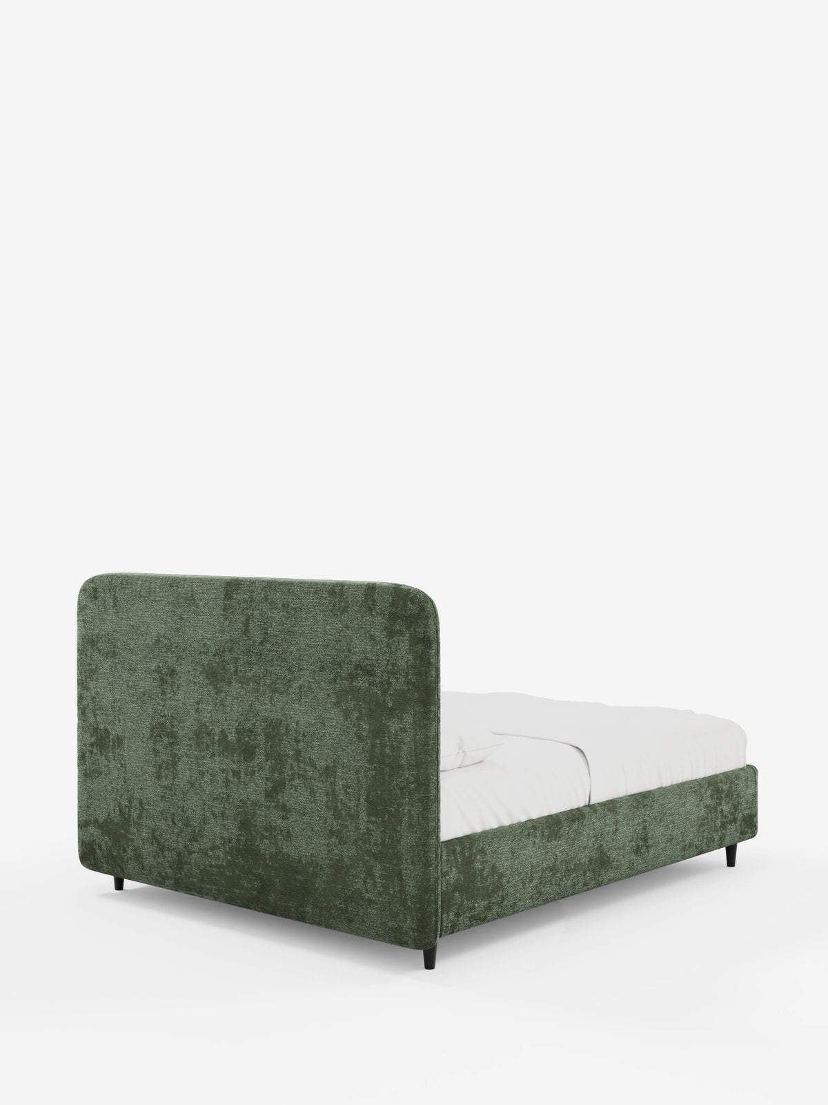 KAELOS, letto imbottito in stile minimal rivestito in tessuto testurizzato verde oliva, caratterizzato da una testiera arrotondata e da sottili piedini neri, raffigurato su uno sfondo bianco a tinta unita con biancheria da letto bianca in primo piano.