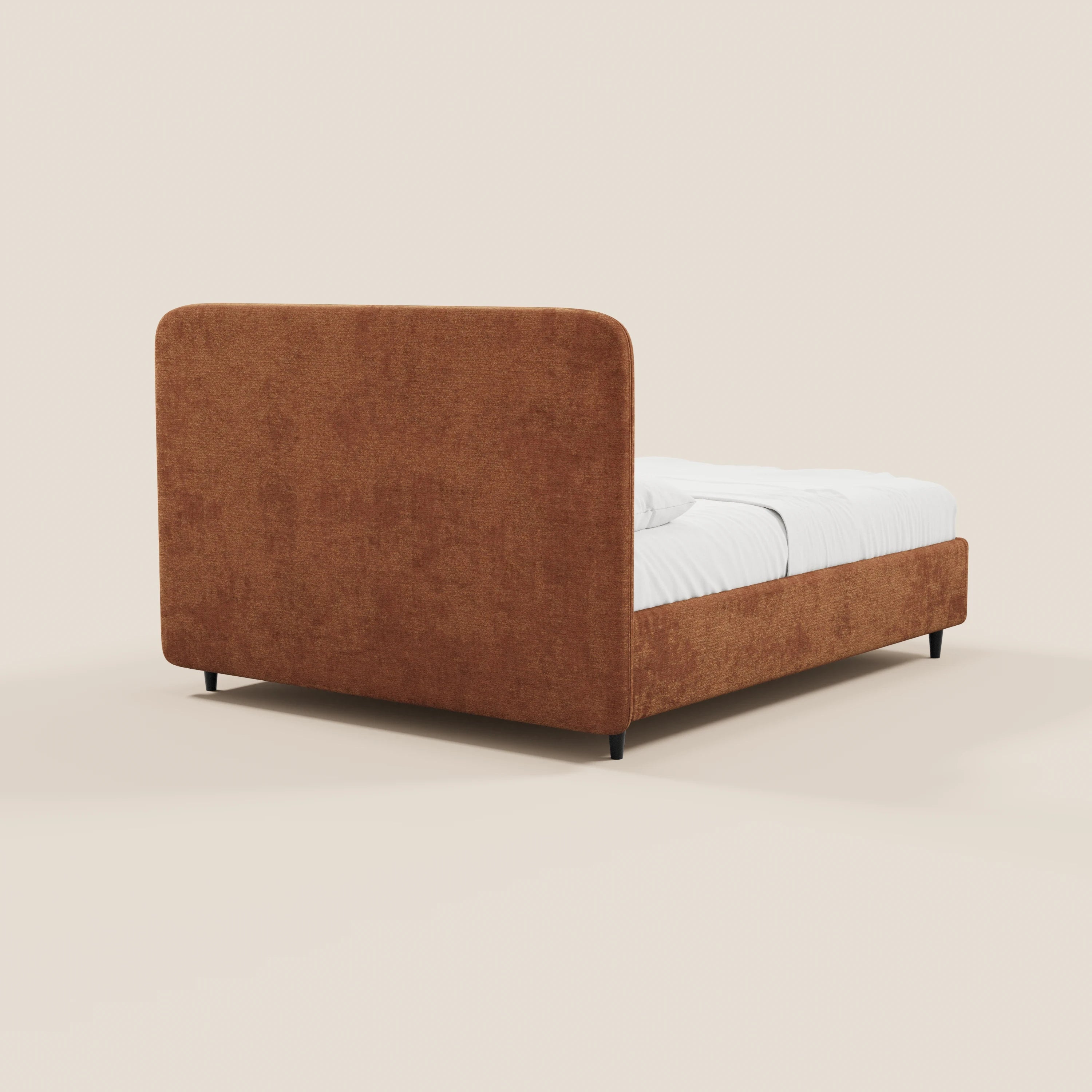 Il letto imbottito KAELOS minimal di Letti.store presenta una testiera arrotondata rivestita in ciniglia color ruggine e una struttura con vano contenitore, gambe alte nere ed è fornito con materasso e biancheria da letto bianchi. Il tutto su uno sfondo beige chiaro.