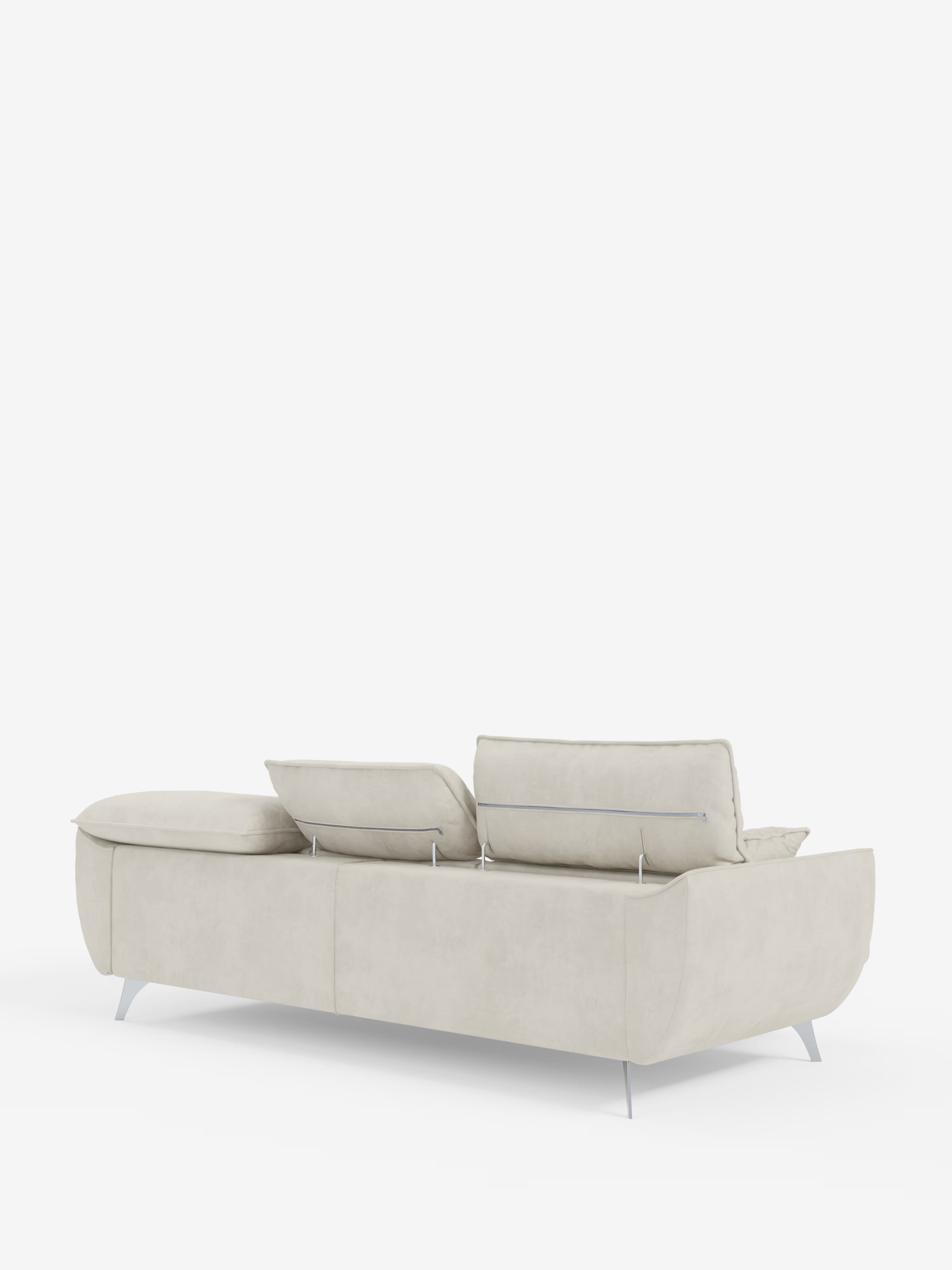 Un divano Michelangelo 4 Posti di Divani.Store, in stile contemporaneo e color beige chiaro, con tre sedute estensibili, poggiatesta reclinabili e gambe angolari in metallo, è ripreso di retro su uno sfondo bianco a tinta unita. Il divano presenta un design elegante e minimalista, realizzato in tessuto velour T30, raffinato e facile da pulire.