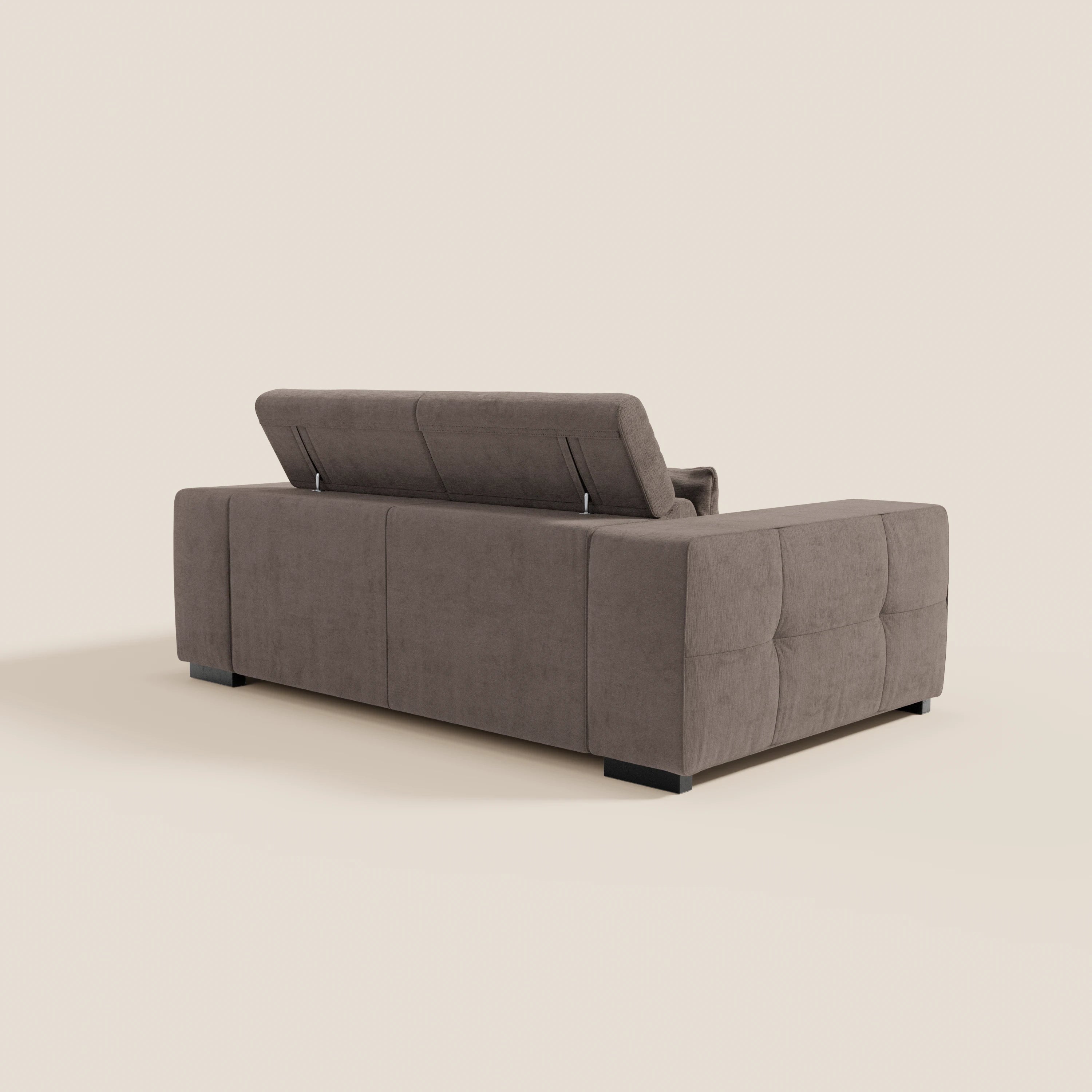 Il Monarch Divano con Relax Elettrico di Divani.Store, visto dal retro con parte dello schienale sollevato, è caratterizzato da una sottile imbottitura, da una forma squadrata, da piedini a blocco neri e da un morbido tessuto antimacchia T31 su uno sfondo chiaro.