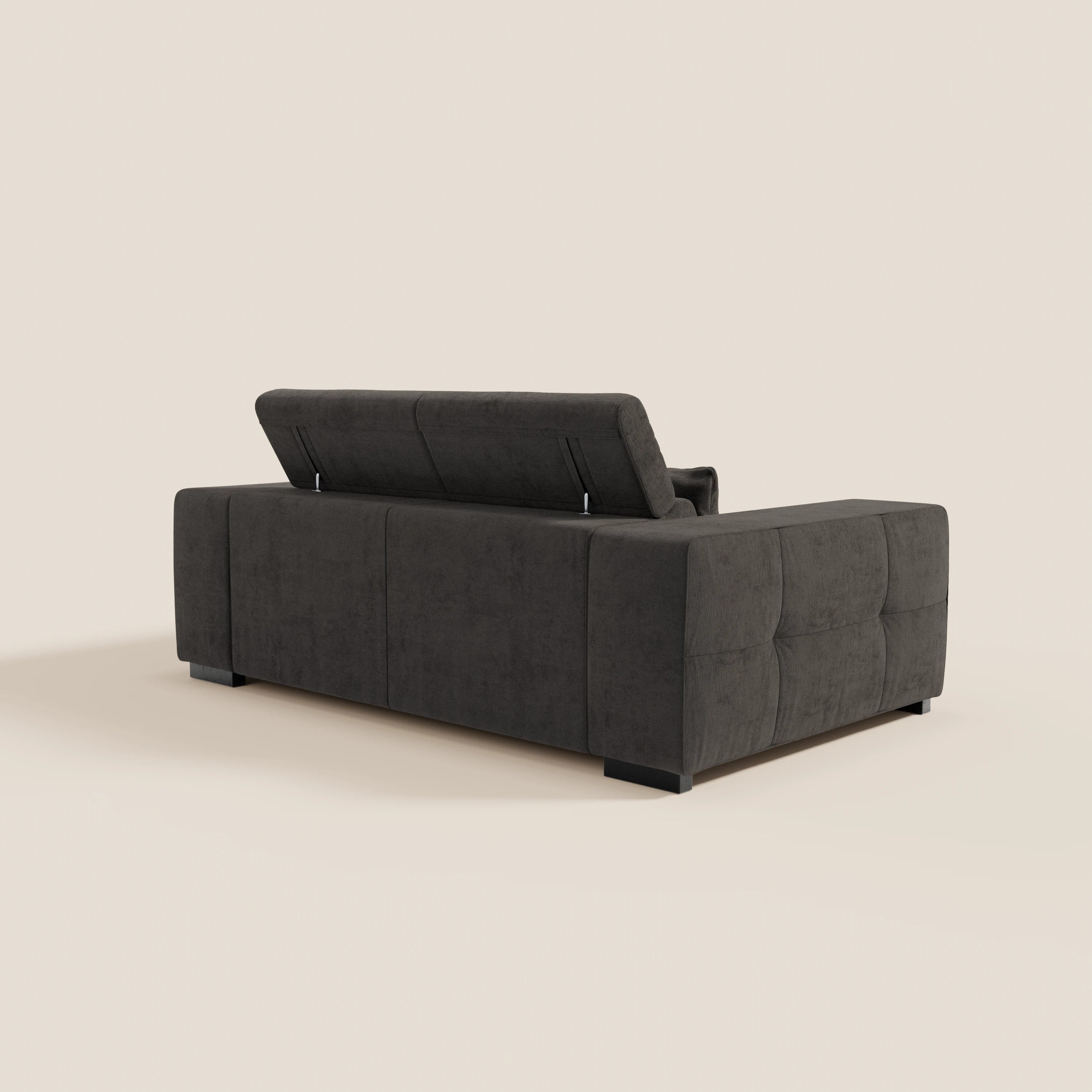 Il Monarch Divano con Relax Elettrico di Divani.Store è presentato in tessuto grigio scuro, con poggiatesta parzialmente reclinabile e seduta allungabile. Si regge su corte gambe nere su uno sfondo beige chiaro.