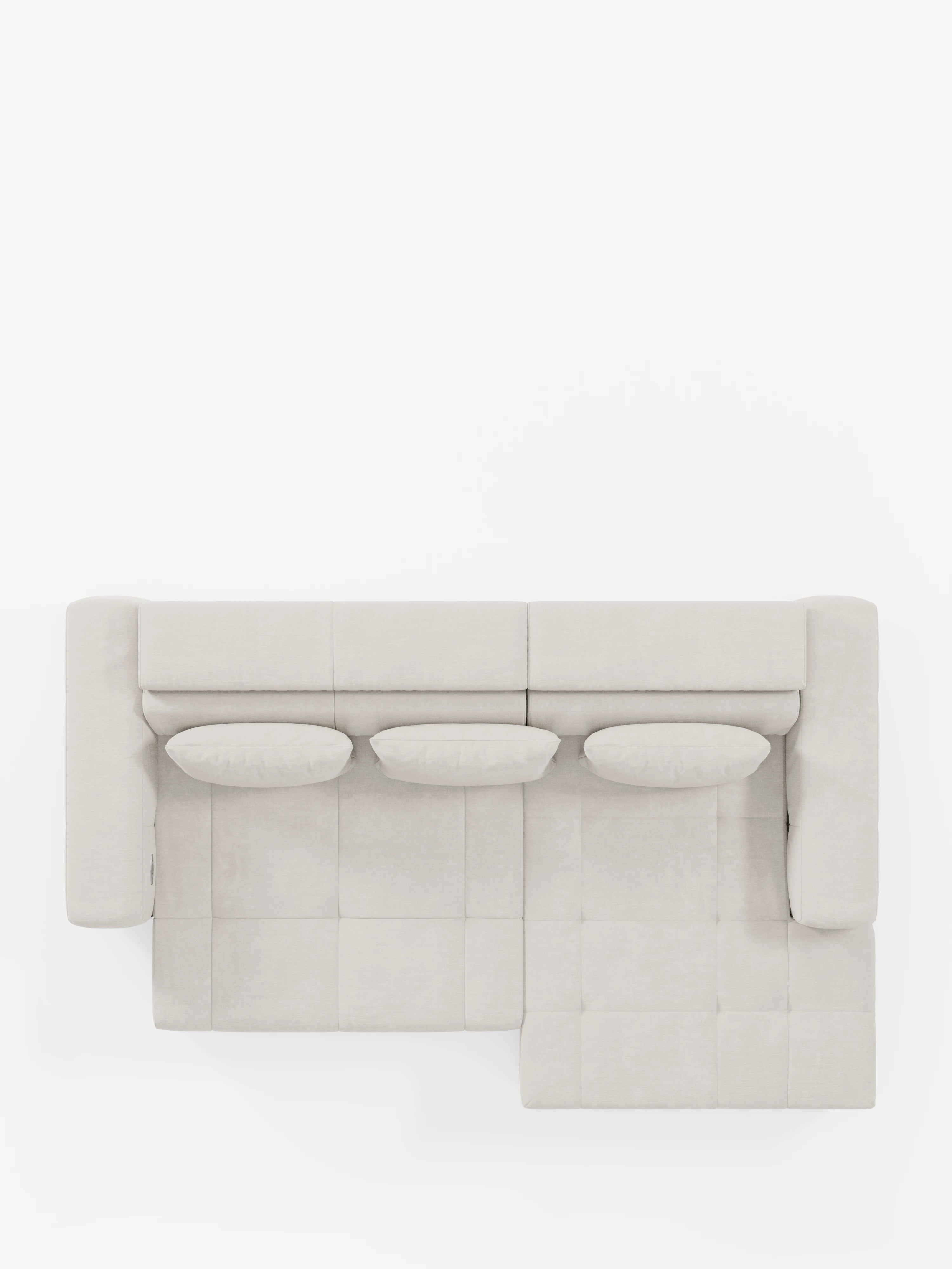 Vista dall'alto del divano angolare Monarch con penisola e sistema Relax elettrico per l'allungamento delle sedute - Poggiatesta reclinabili in morbido tessuto smacchiabile T31 di Divani.Store, nella finitura beige chiaro. Questo divano componibile a L presenta tre cuscini cilindrici coordinati lungo lo schienale ed è presentato su uno sfondo bianco a tinta unita, con la sezione destra che si estende verso l’esterno per formare la sua caratteristica configurazione a L.