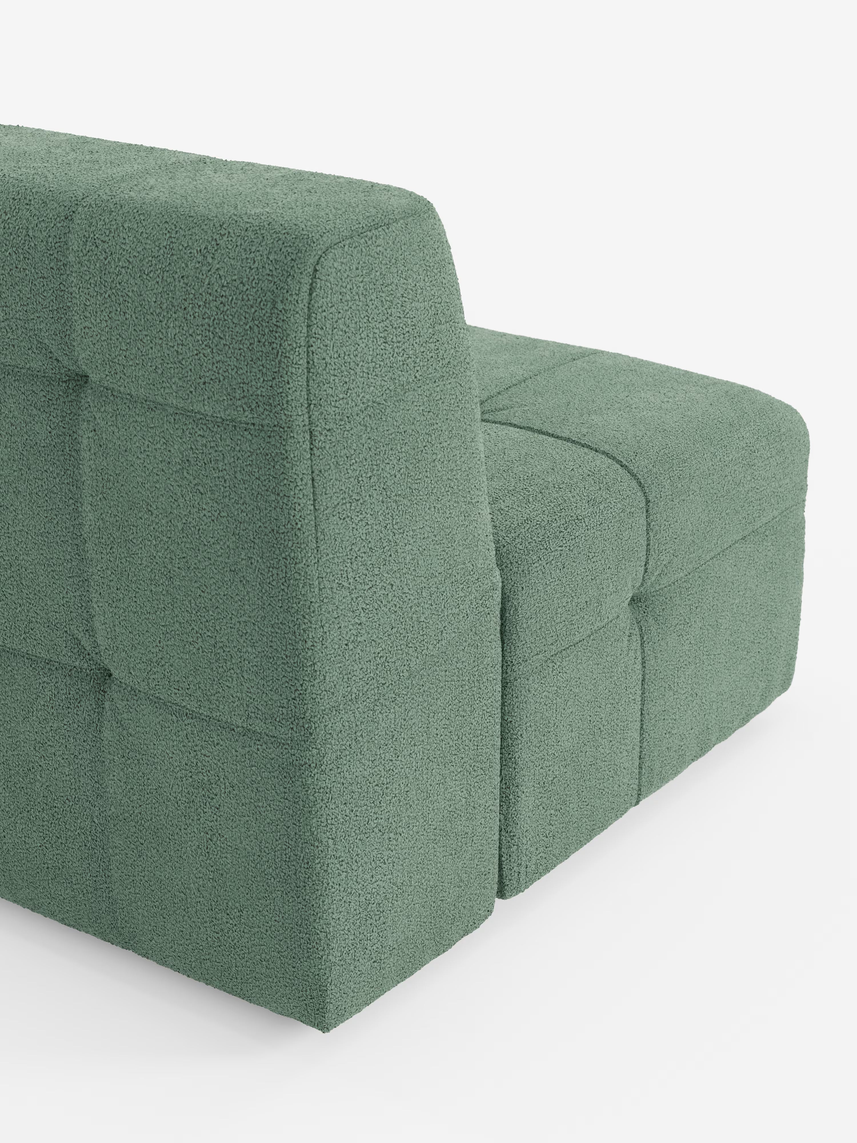 Vi presentiamo la poltrona modulare Mosaic da 77 cm in bouclé di Divani.Store: un divano modulare contemporaneo di colore verde, realizzato in tessuto T21 resistente alle macchie. L’immagine mostra due moduli collegati: uno con schienale più alto e l’altro con seduta più bassa. Entrambi presentano una trapuntatura capitonné a quadrati, che richiama gli elementi classici del design delle poltrone, il tutto su uno sfondo bianco a tinta unita.