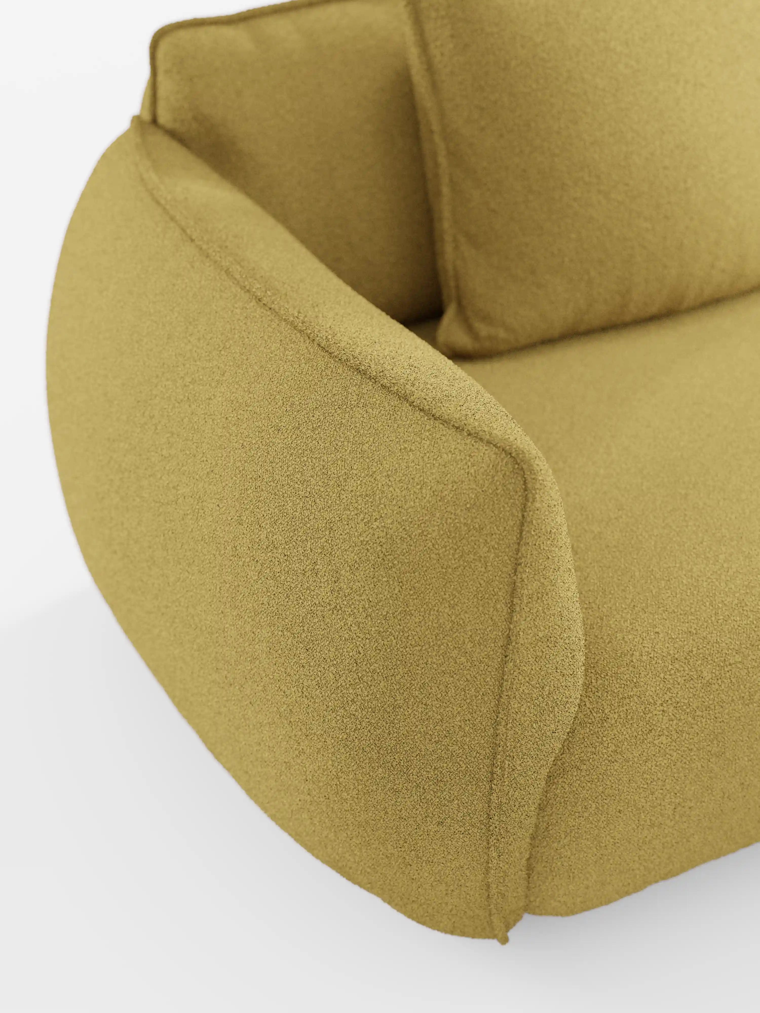 Primo piano del divano modulare e componibile a 3 posti Nimbus da 250 cm di Divani.Store, che mette in risalto il suo rivestimento in tessuto smacchiabile effetto cotone T33, di colore giallo senape e dalla trama caratteristica. Il design presenta un bracciolo arrotondato e un cuscino coordinato, caratterizzati da linee morbide e curve e da uno stile minimalista. Su uno sfondo bianco a tinta unita, l’immagine mette in risalto la caratteristica trama del tessuto e il colore vivace del divano.
