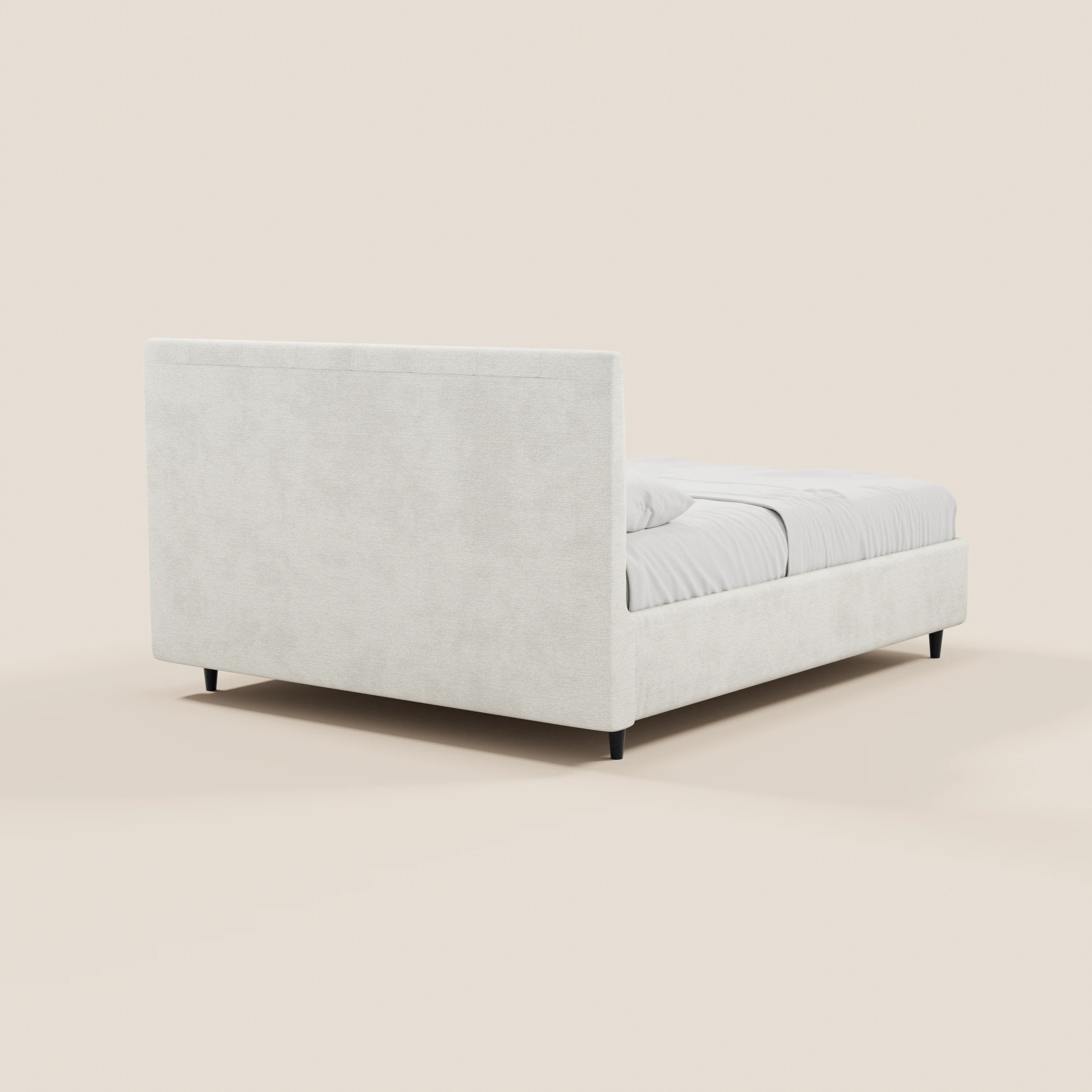 Il letto imbottito ONYX con contenitore di Letti.store, in tessuto Oeko-Tex® beige chiaro, è raffigurato di retro: presenta una testiera verticale alta, sponde e pediera basse e gambe nere corte. Il letto bianco si inserisce su uno sfondo neutro.