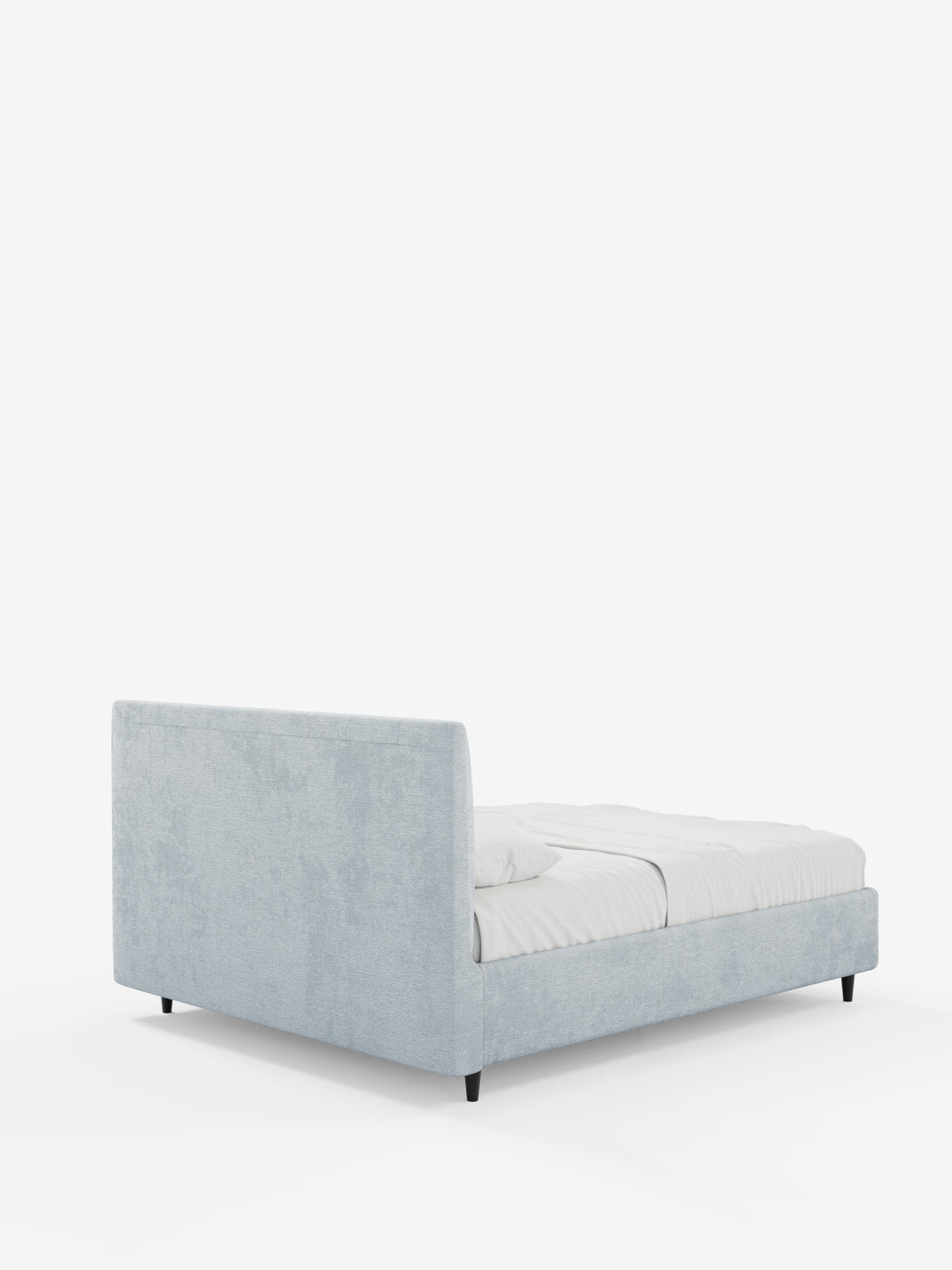 Il letto imbottito ONYX con contenitore e testiera verticale in tessuto certificato Oeko-Tex® di Letti.store è raffigurato nella vista posteriore. Questo moderno letto grigio chiaro presenta una testiera e una pediera basse, rettangolari e imbottite, gambe corte nere ed è abbinato a biancheria da letto e cuscini bianchi su uno sfondo bianco a tinta unita.