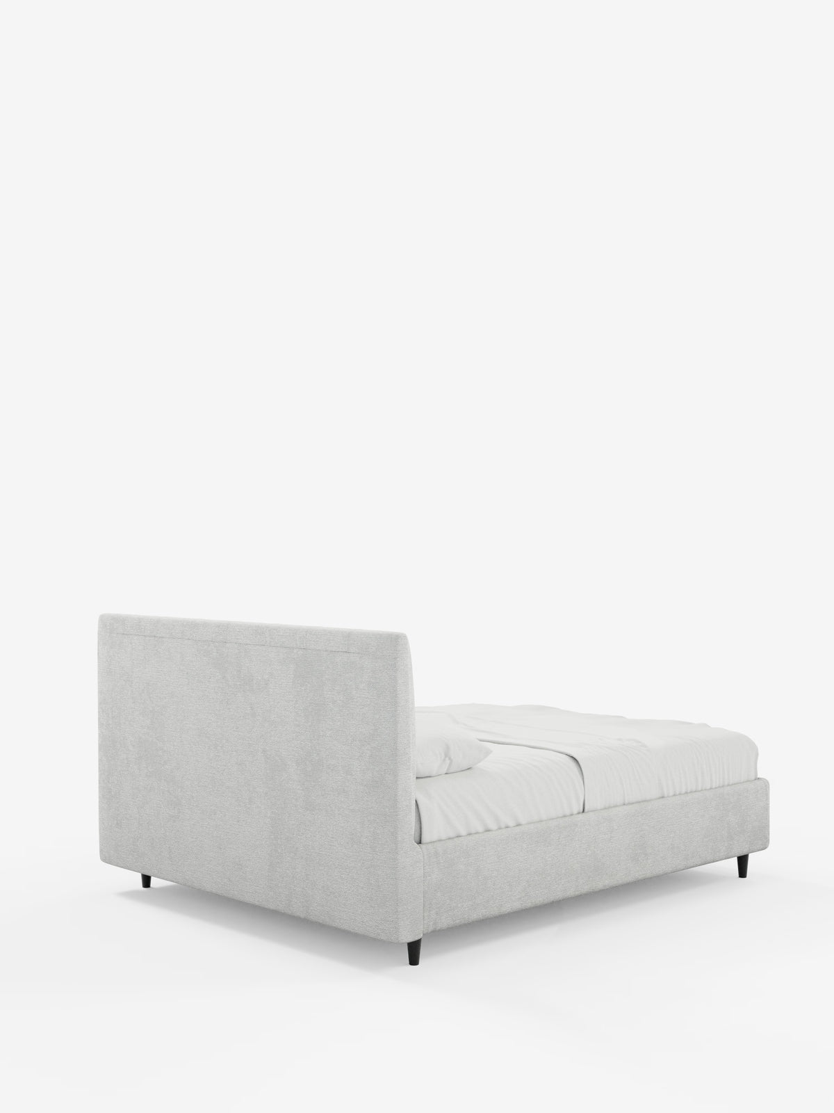 Il letto imbottito ONYX con contenitore e testiera verticale in tessuto certificato Oeko-Tex® di Letti.store è un letto moderno caratterizzato da una struttura imbottita grigio chiaro e da una testiera imbottita con pannelli verticali. Visto dall’angolo posteriore sinistro, presenta un profilo basso con gambe corte nere ed è rifinito con cura con biancheria da letto bianca, che risalta su uno sfondo bianco a tinta unita.